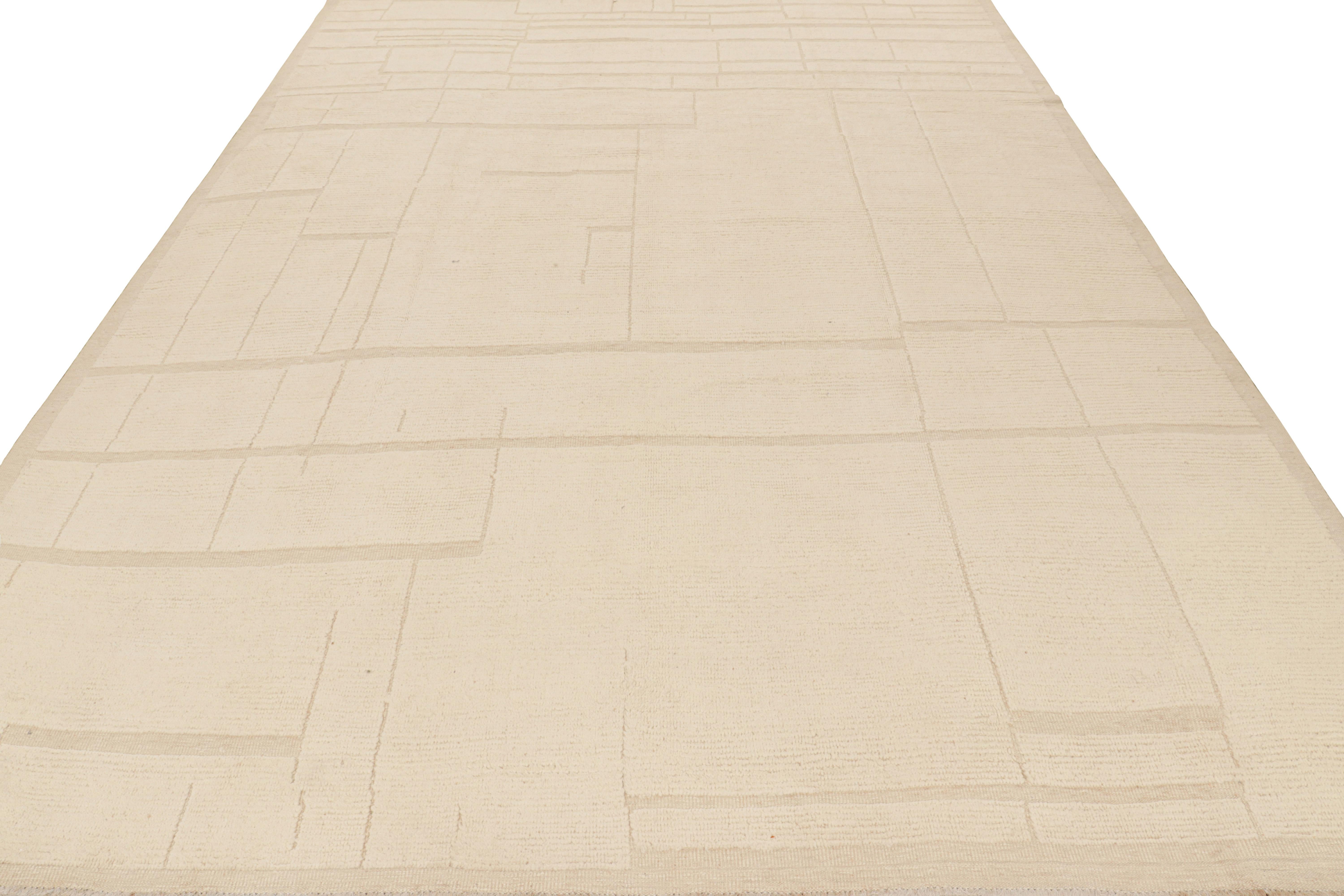 Noué à la main Tapis de style marocain de Rug & Kilim dans les tons crème et blanc avec des motifs géométriques en vente