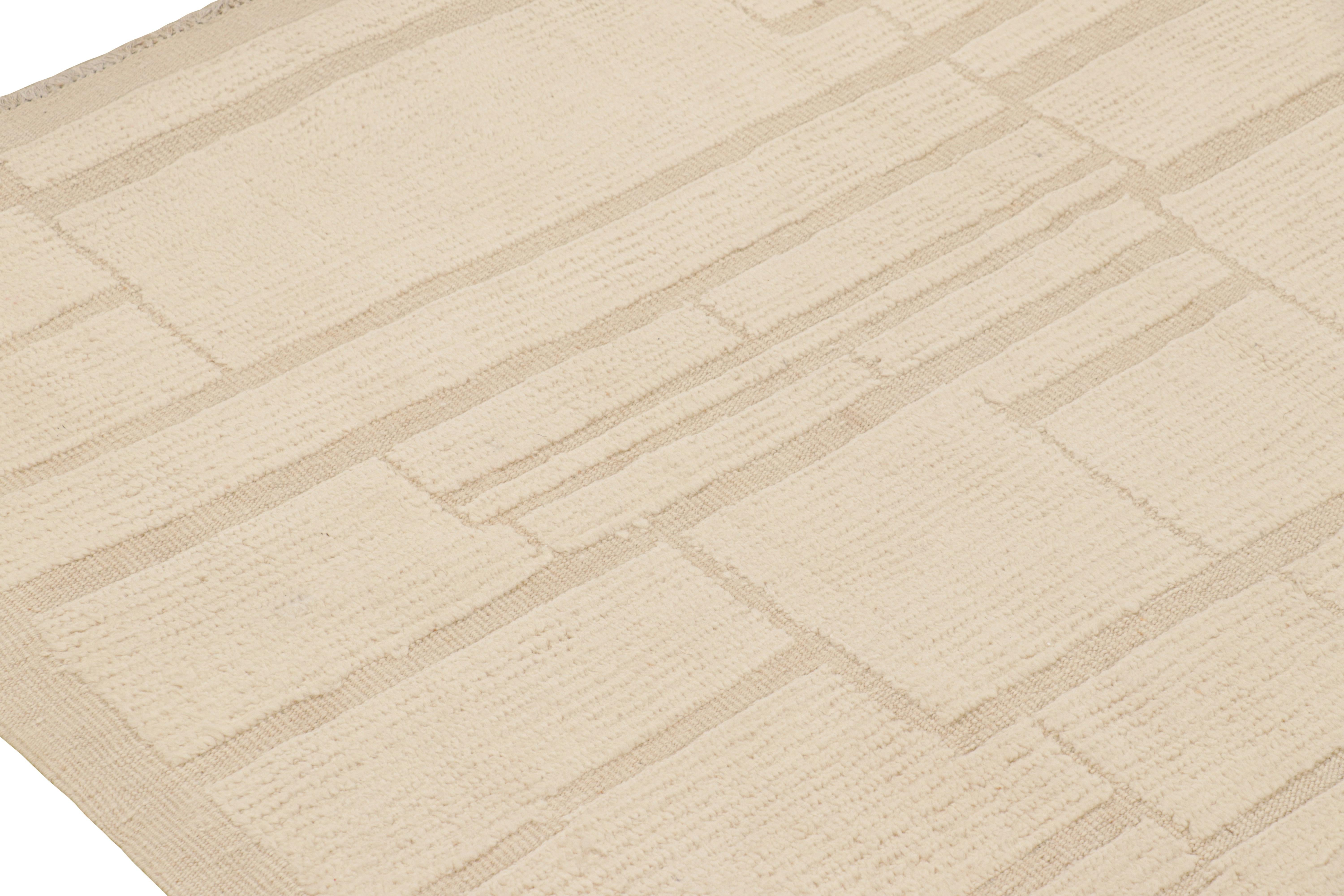 Rug & Kilim's marokkanischer Teppich in cremeweißen Tönen mit geometrischen Mustern im Zustand „Neu“ im Angebot in Long Island City, NY