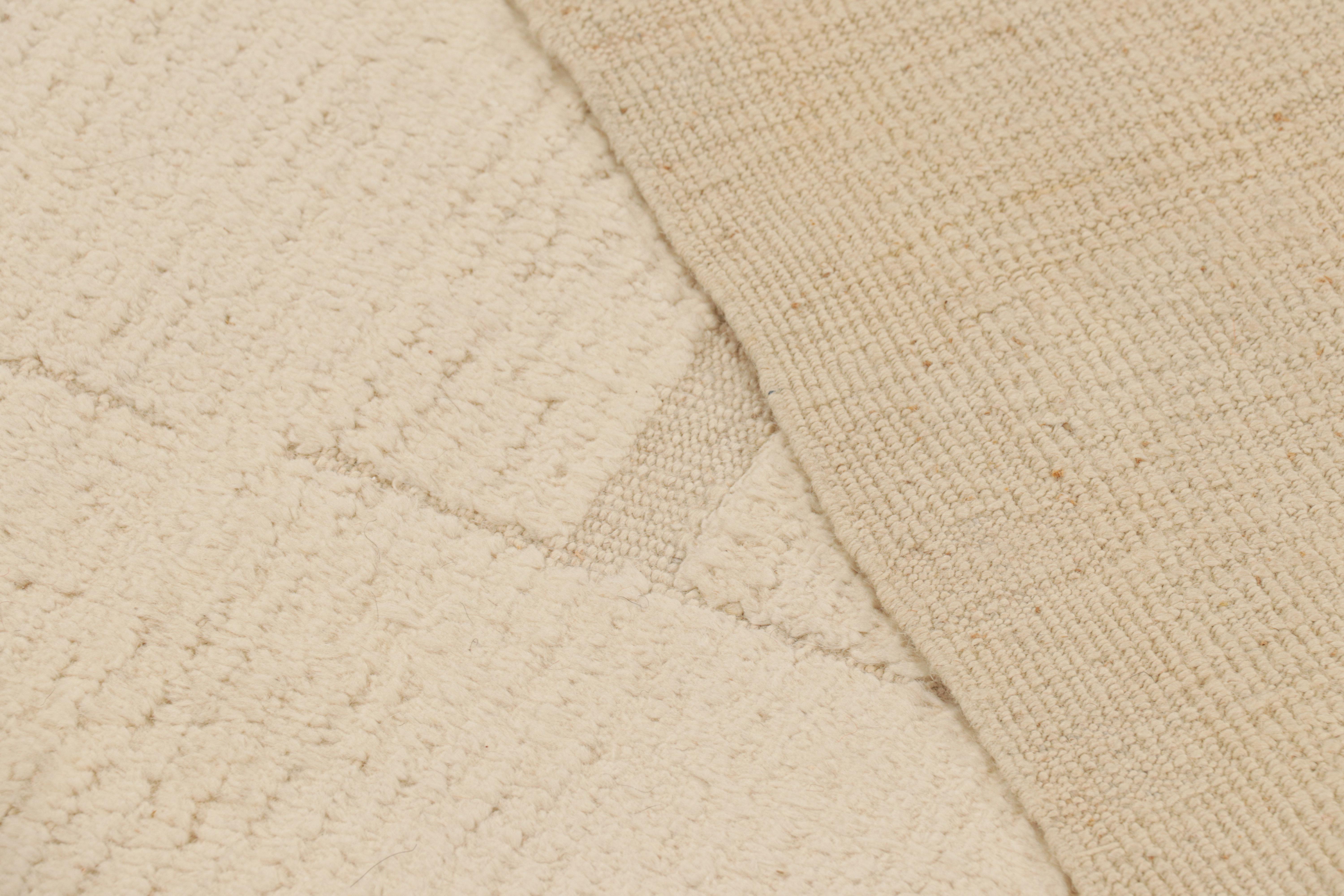 XXIe siècle et contemporain Tapis de style marocain de Rug & Kilim dans les tons crème et blanc avec des motifs géométriques en vente