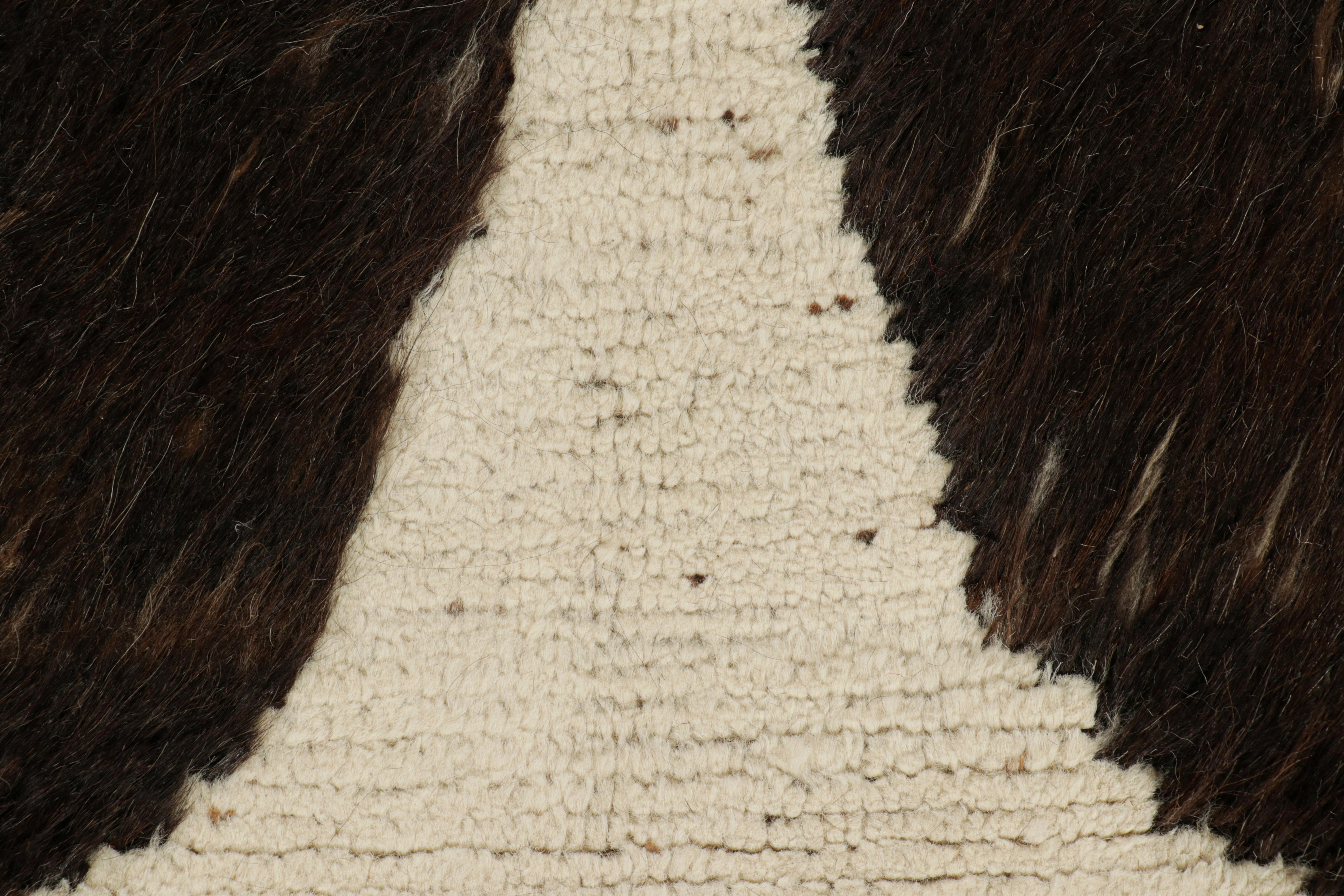 Marokkanischer Teppich von Rug & Kilim in Cremeweiß mit braunen geometrischen Mustern (Stammeskunst) im Angebot