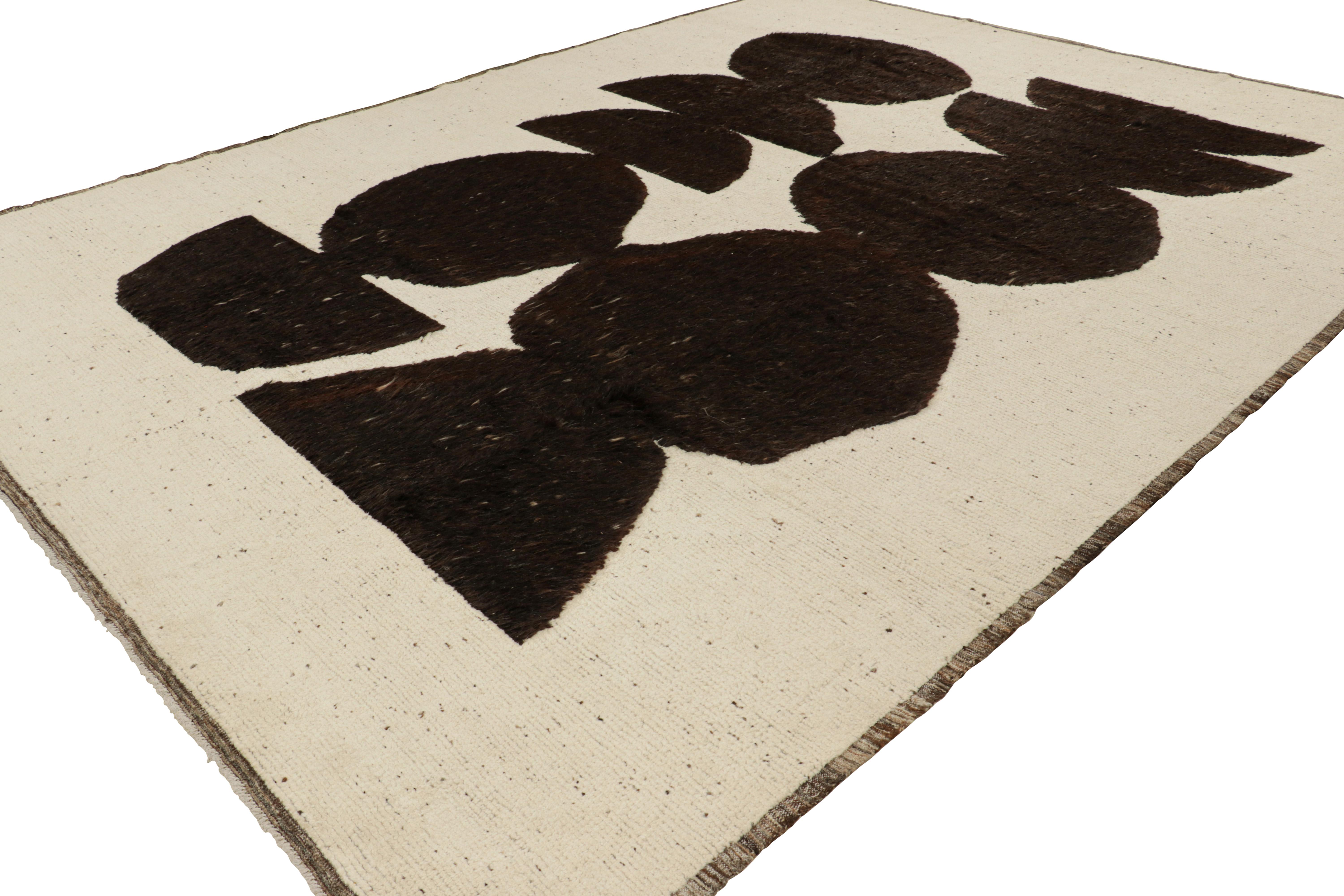Marokkanischer Teppich von Rug & Kilim in Cremeweiß mit braunen geometrischen Mustern (Pakistanisch) im Angebot