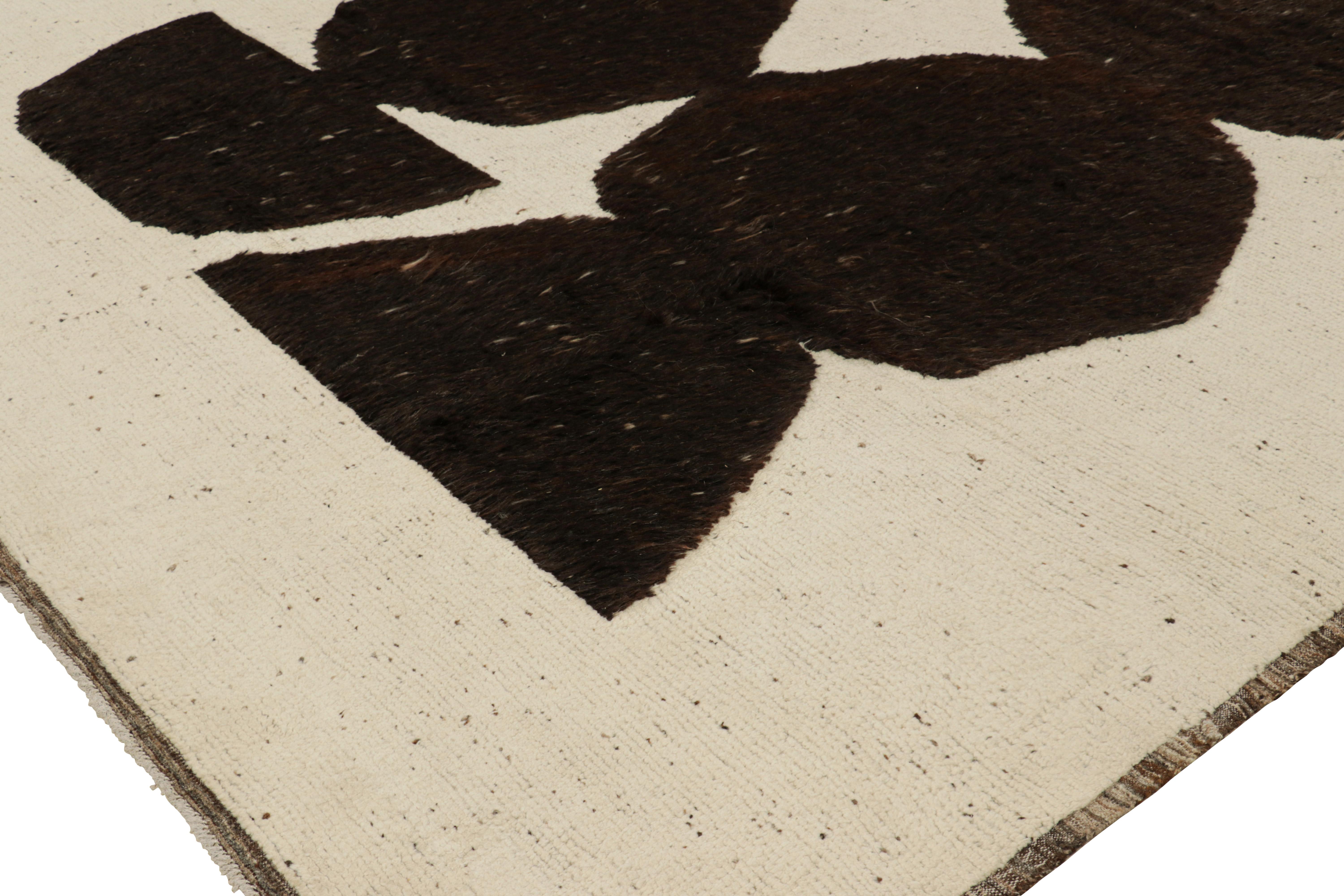 Marokkanischer Teppich von Rug & Kilim in Cremeweiß mit braunen geometrischen Mustern im Zustand „Neu“ im Angebot in Long Island City, NY