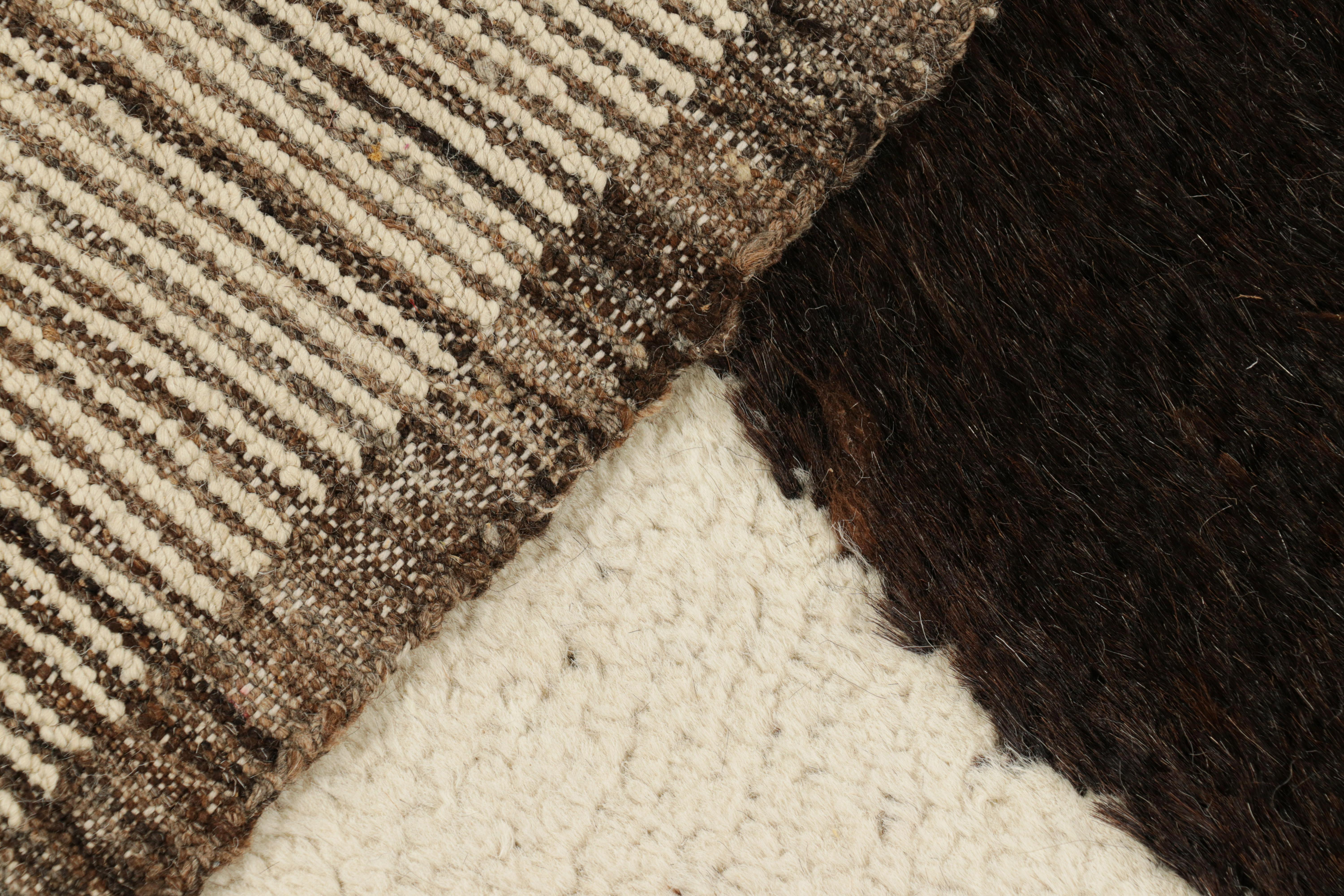 Marokkanischer Teppich von Rug & Kilim in Cremeweiß mit braunen geometrischen Mustern (21. Jahrhundert und zeitgenössisch) im Angebot