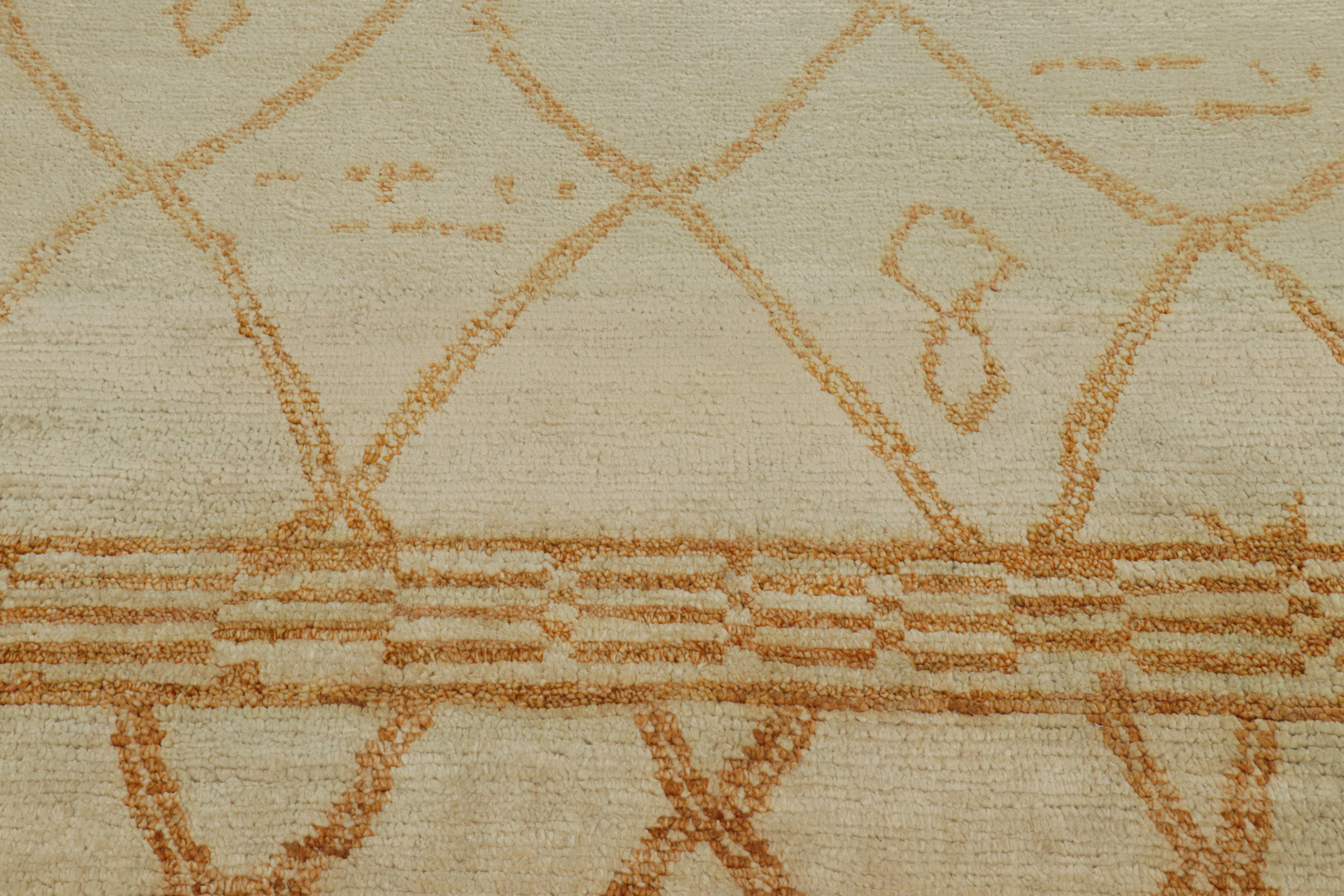 Dieser moderne marokkanische Teppich im Format 6x9 ist aus Wolle handgeknüpft und zeichnet sich durch eine gerippte Textur und geometrische Muster aus, die von den primitiven Webtraditionen der Berber inspiriert sind.

Über das Design: 

Ein Feld
