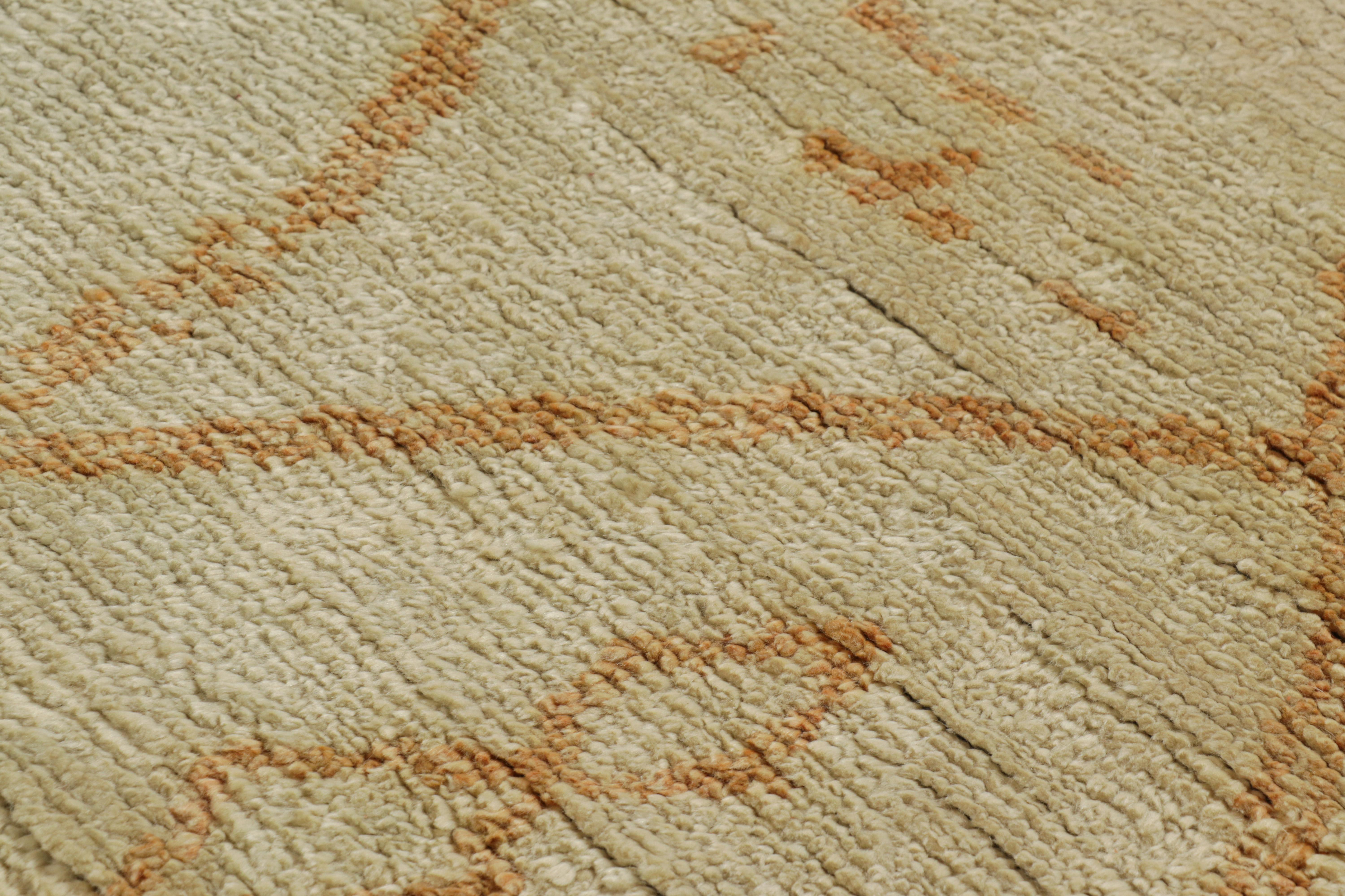 Rug & Kilim's Marokkanischer Teppich in Creme mit orangefarbenen geometrischen Mustern (Moderne) im Angebot