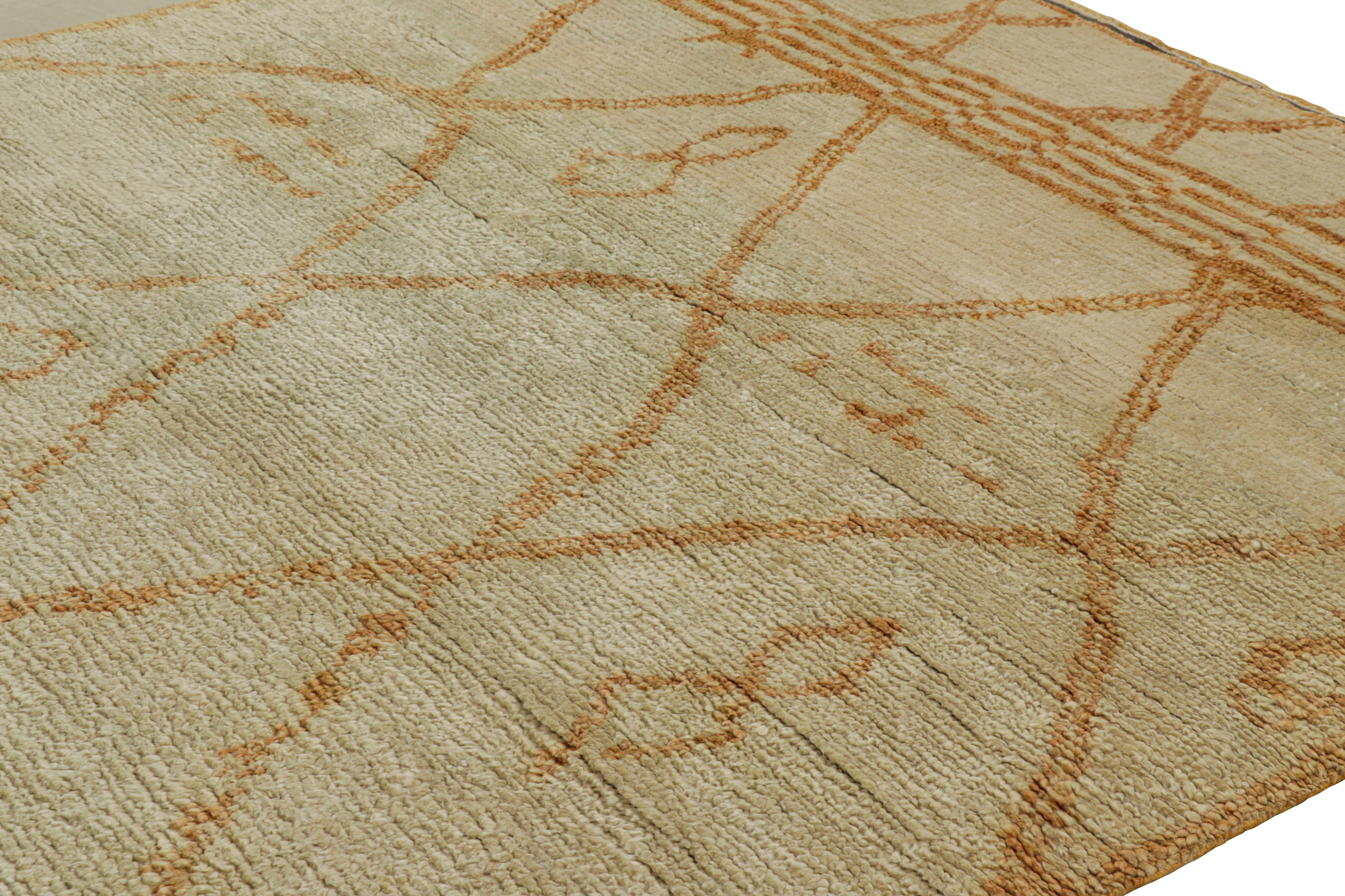 Rug & Kilim's Marokkanischer Teppich in Creme mit orangefarbenen geometrischen Mustern (Indisch) im Angebot