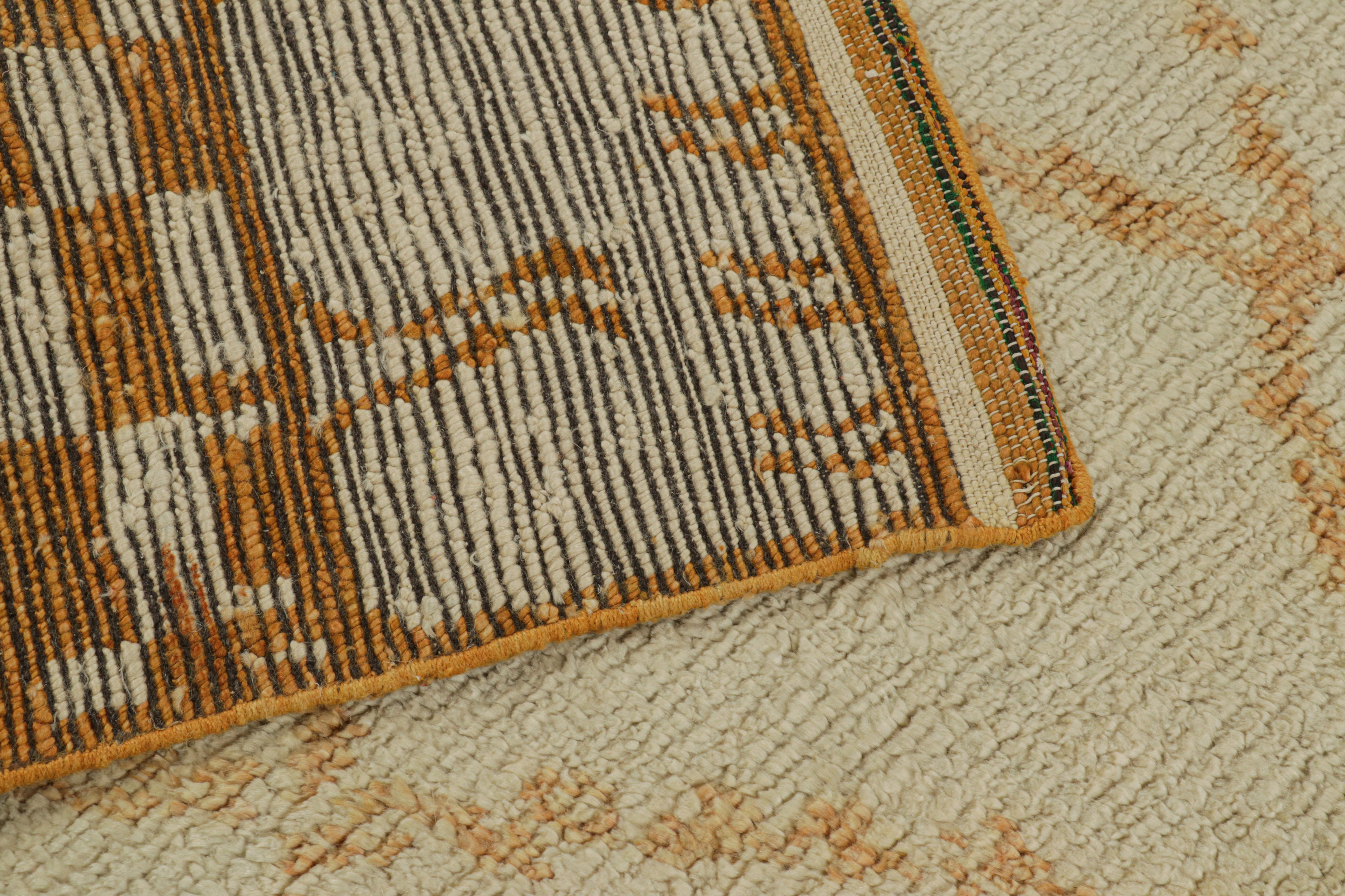 Rug & Kilim's Marokkanischer Teppich in Creme mit orangefarbenen geometrischen Mustern (21. Jahrhundert und zeitgenössisch) im Angebot