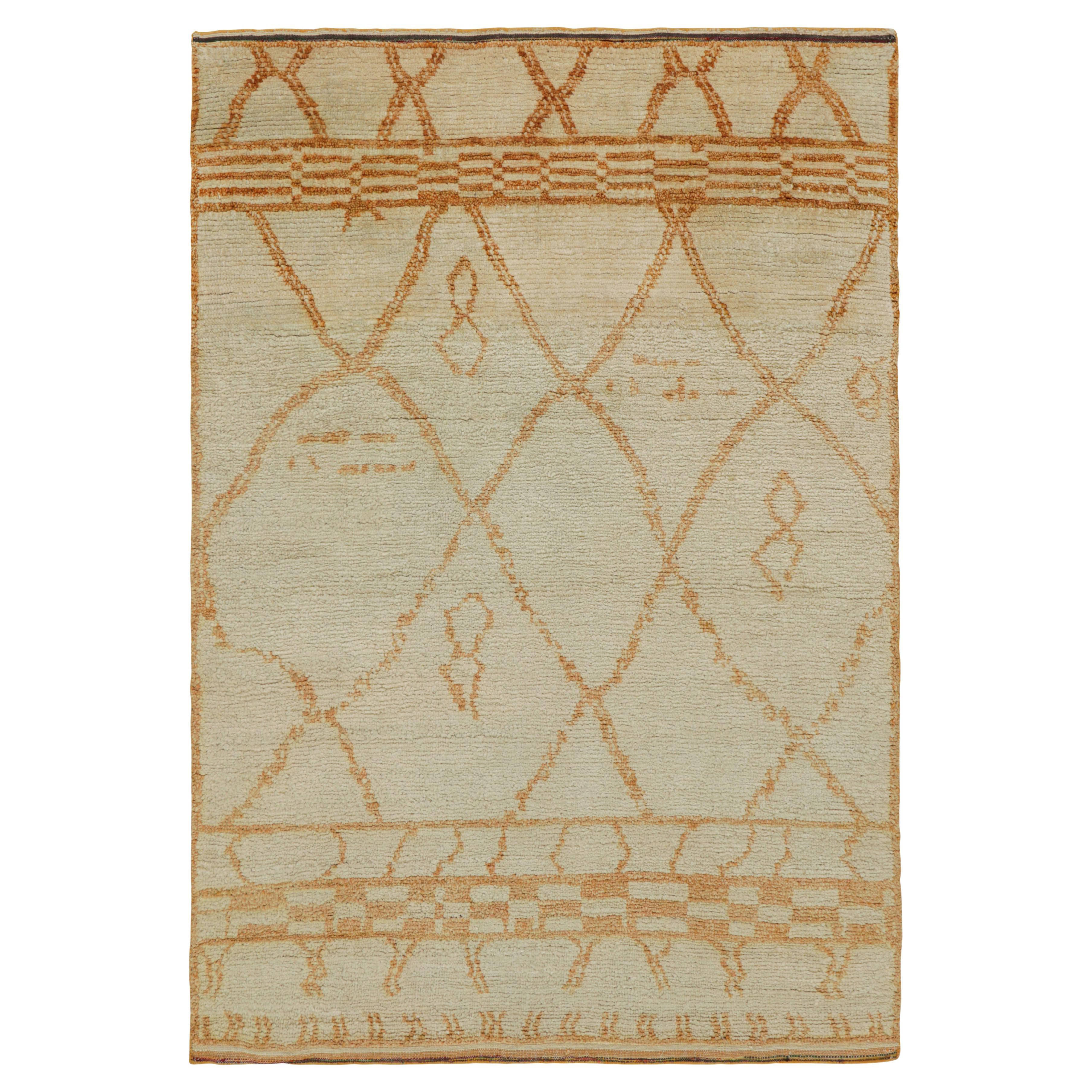 Rug & Kilim's Marokkanischer Teppich in Creme mit orangefarbenen geometrischen Mustern im Angebot