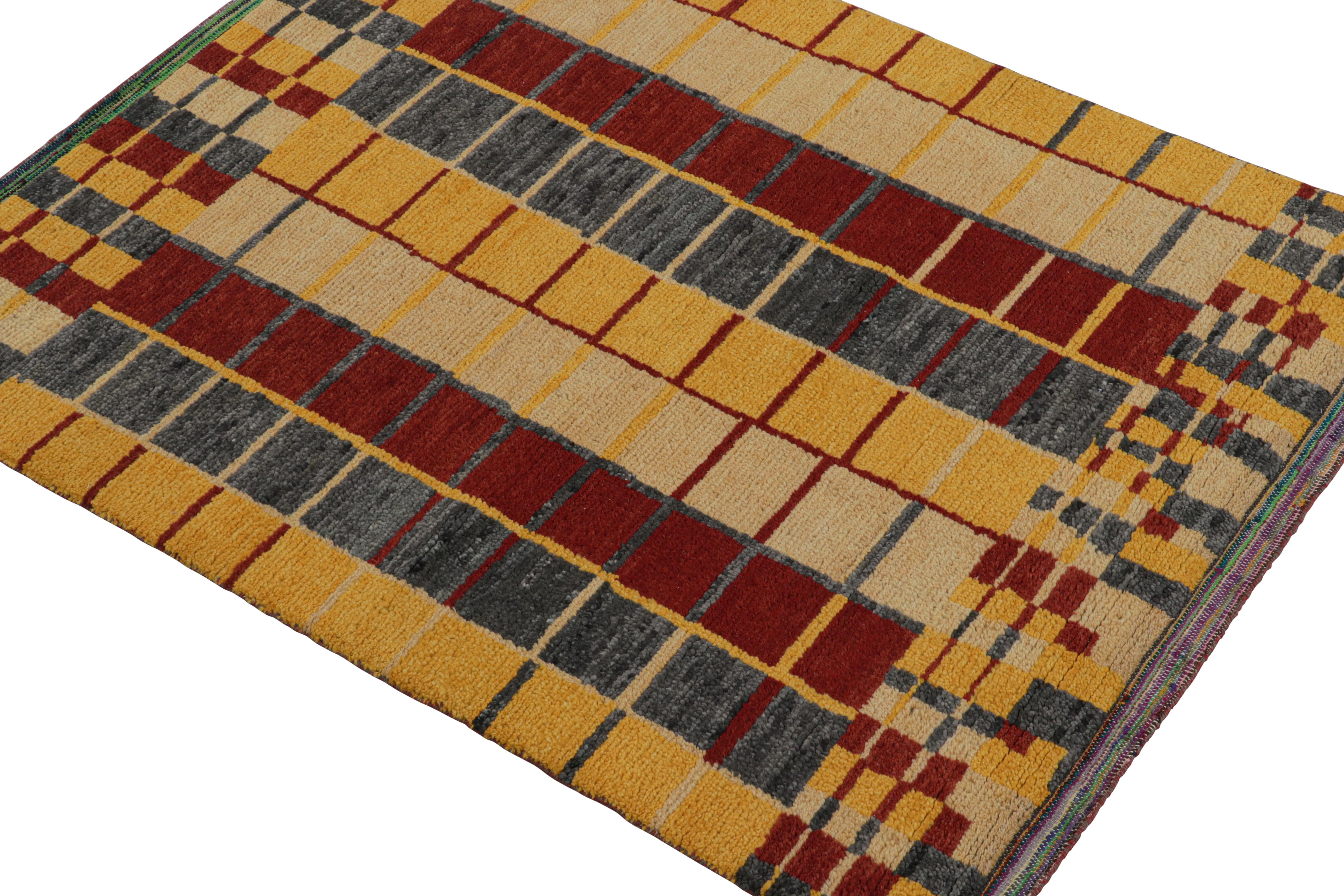 Questo tappeto contemporaneo 5x6 è l'ultimo nato della nuova Collezione Moroccan di Rug & Kilim, un'audace rivisitazione dello stile iconico. Annodato a mano in una miscela di lana, seta e cotone.
Ulteriori informazioni sul design:
Il design si