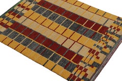 Rug & Kilim's Marokkanischer Teppich in Gold, Grau und Rot Geometrisches Stammesmuster