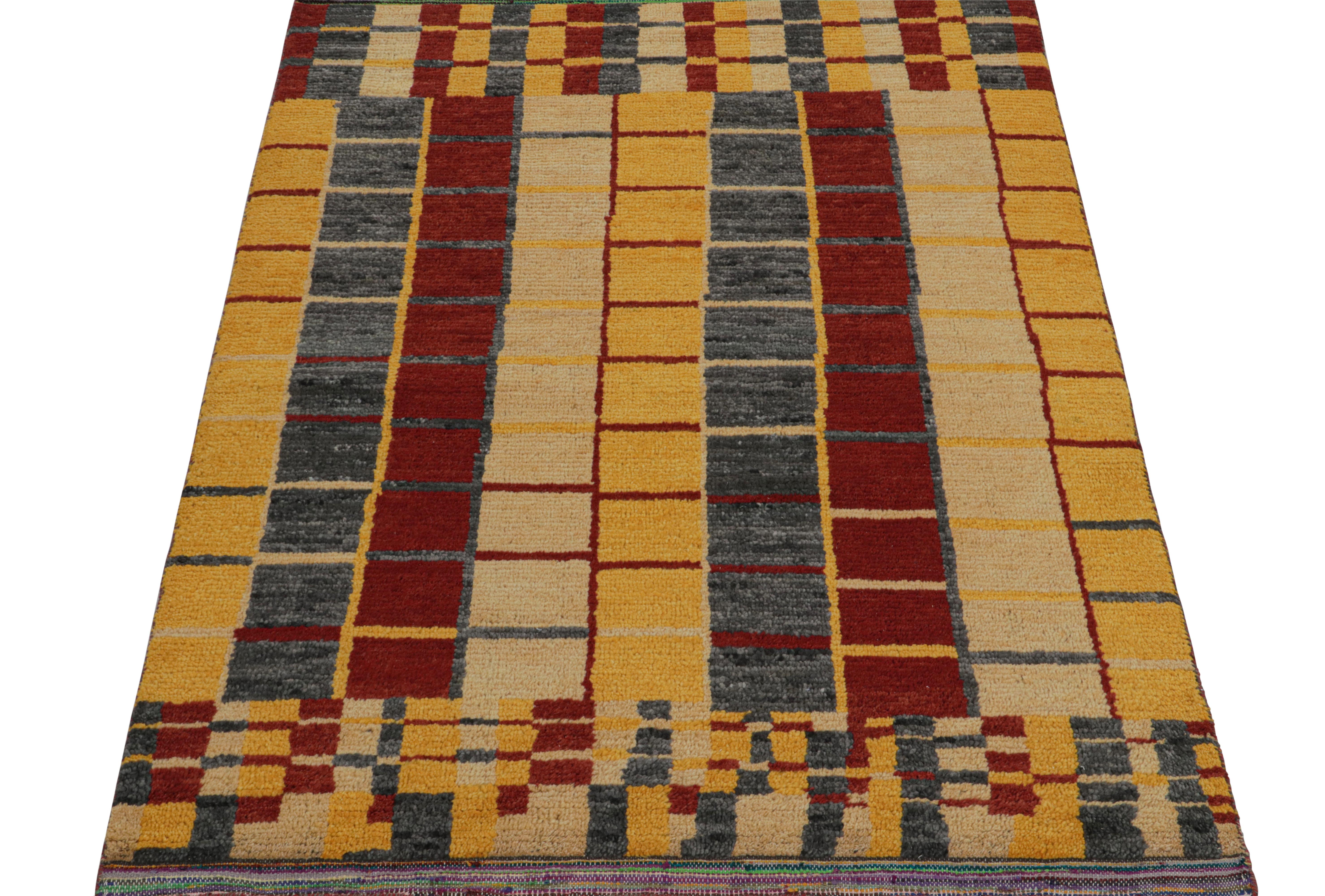 Tribale Rug & Kilim è un tappeto in stile marocchino con motivi geometrici tribali in oro, grigio e rosso. in vendita
