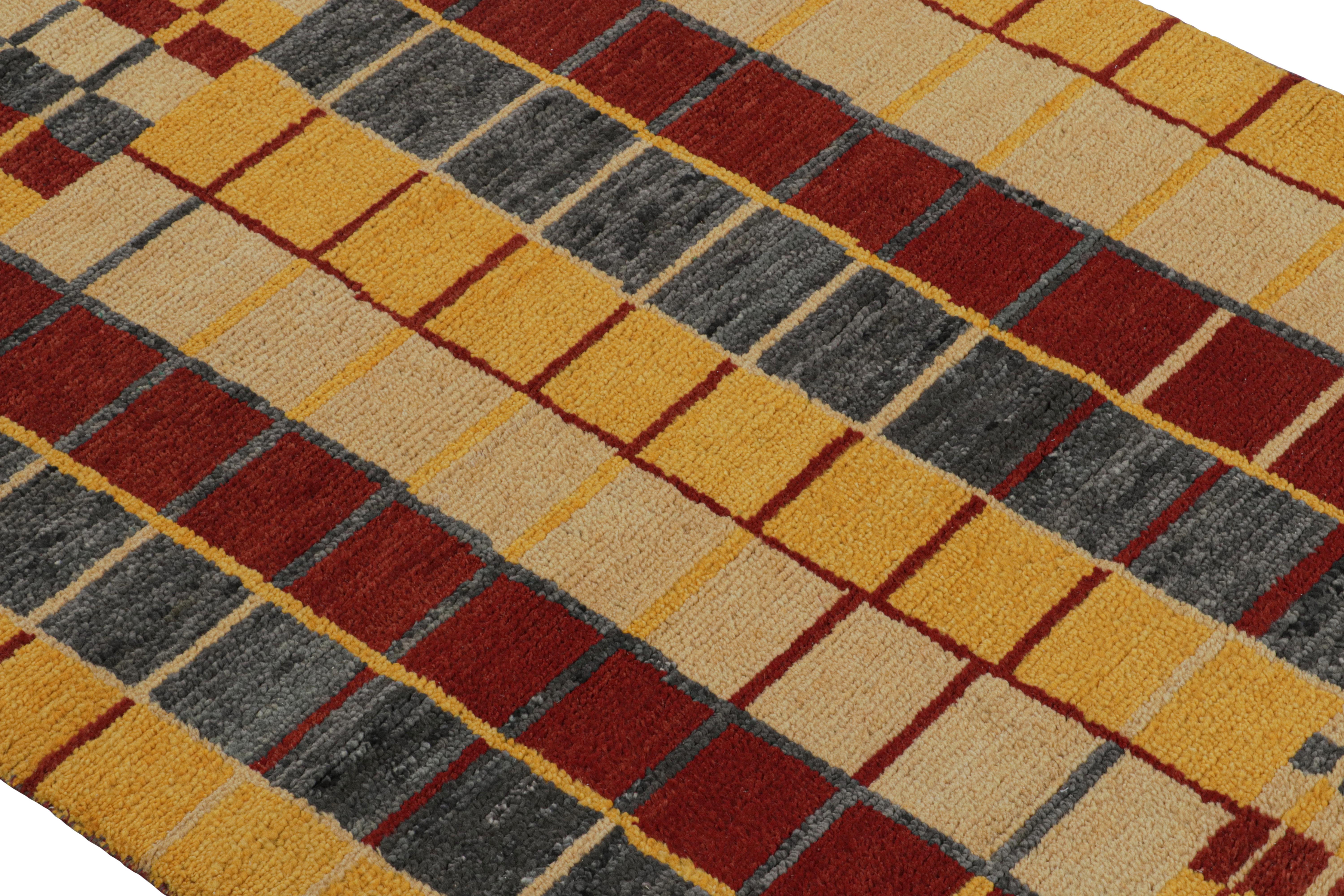 Indiano Rug & Kilim è un tappeto in stile marocchino con motivi geometrici tribali in oro, grigio e rosso. in vendita