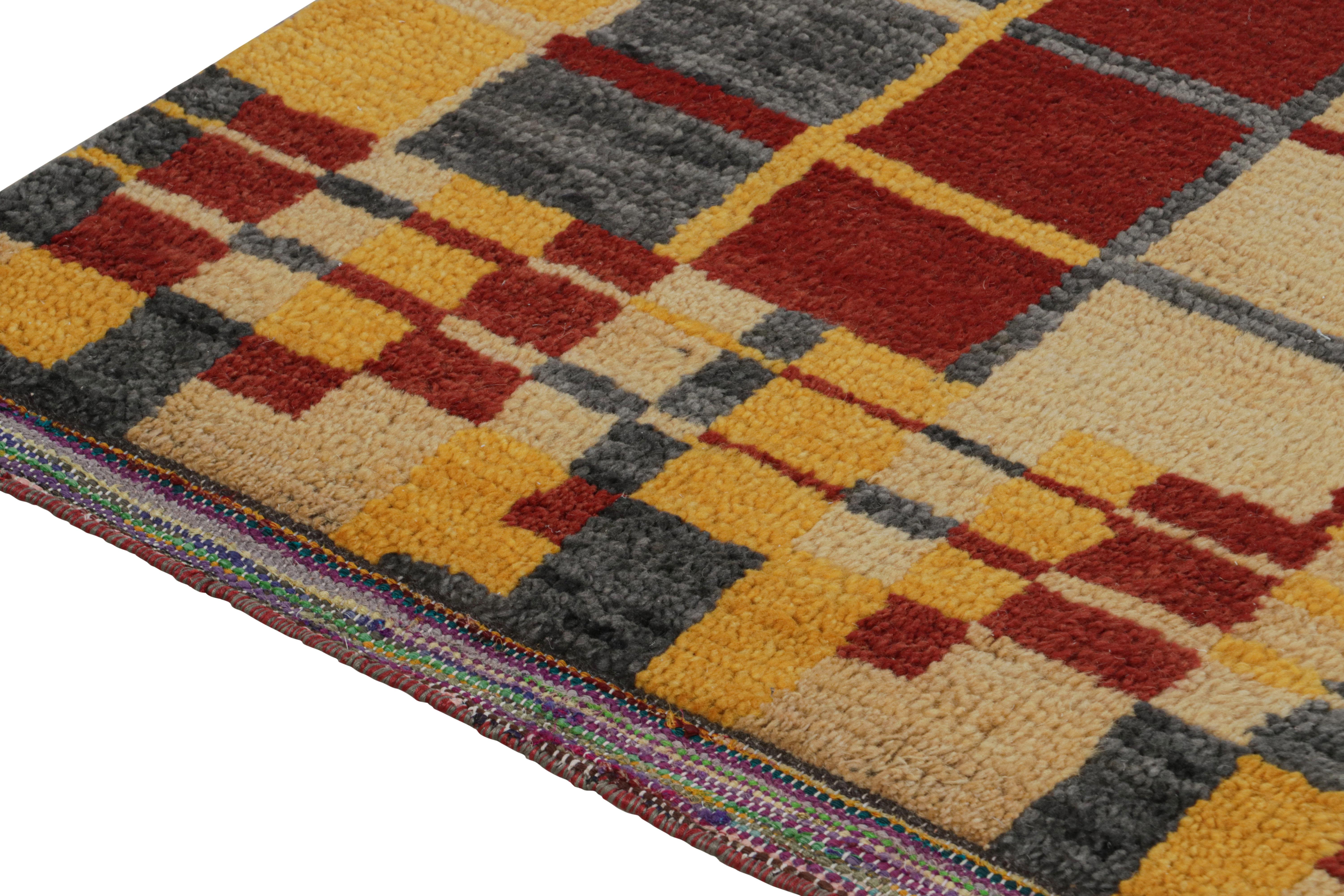 Annodato a mano Rug & Kilim è un tappeto in stile marocchino con motivi geometrici tribali in oro, grigio e rosso. in vendita