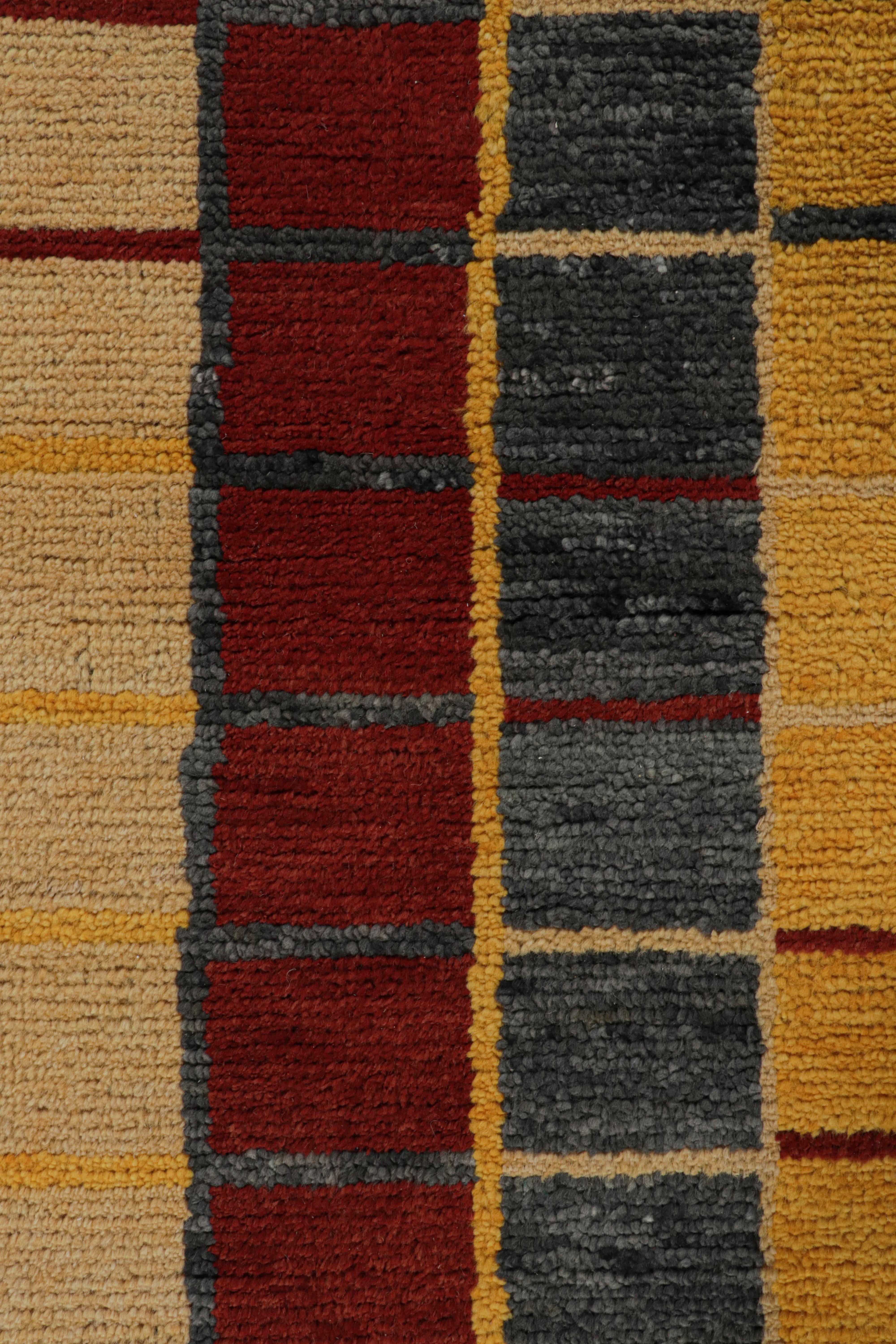 Tapis et tapis de style marocain de Kilim à motifs géométriques tribaux or, gris et rouge Neuf - En vente à Long Island City, NY