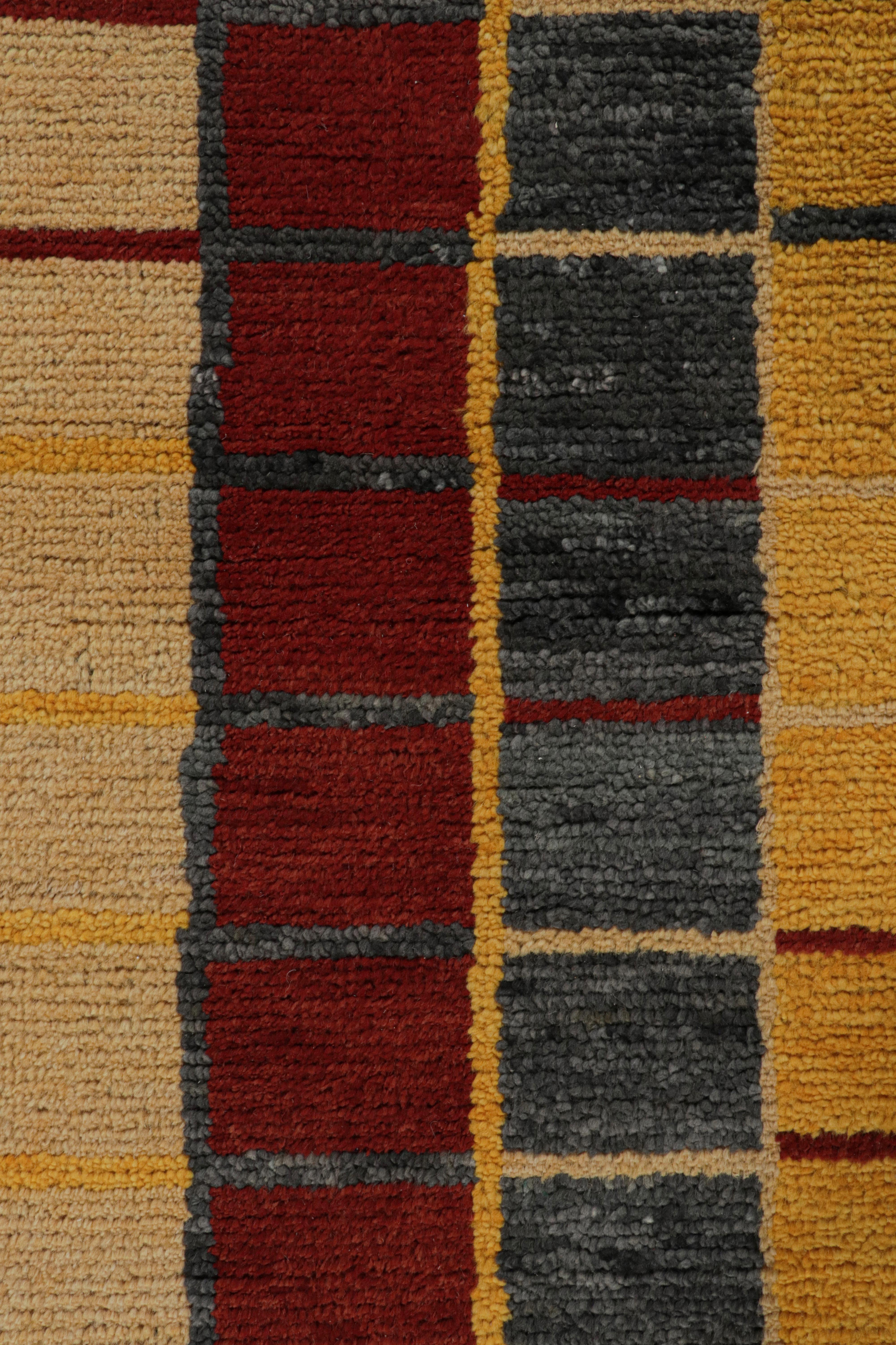 Rug & Kilim è un tappeto in stile marocchino con motivi geometrici tribali in oro, grigio e rosso. In condizioni Nuovo in vendita a Long Island City, NY
