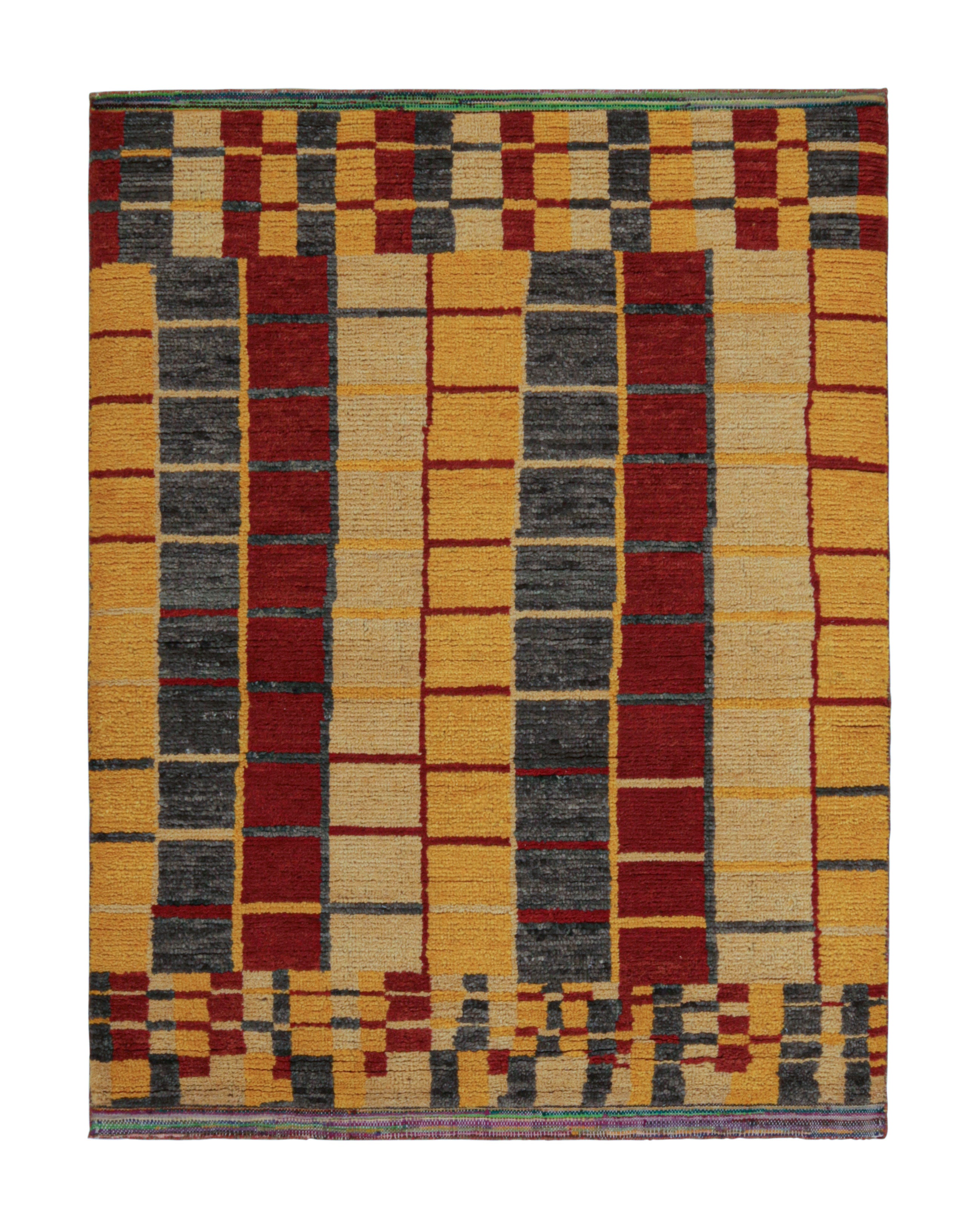 Tapis et tapis de style marocain de Kilim à motifs géométriques tribaux or, gris et rouge en vente