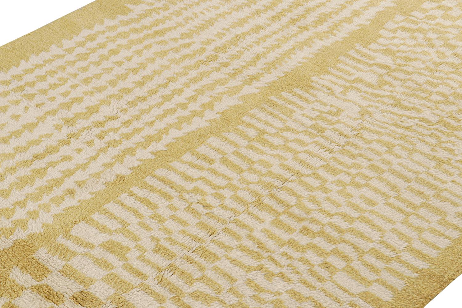 This contemporary 8x10 rug is a new addition to Rug & Kilim’s Moroccan rug collection. 

On the Design:

The piece enjoys a simple geometric pattern in white and mustard geometric patterns, inspired by primitivist geometry. Its texture, too, is