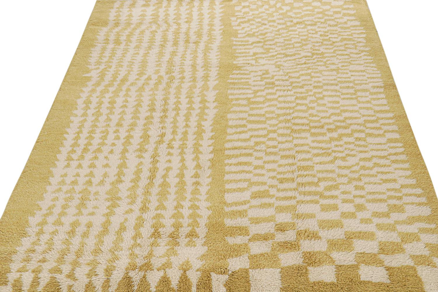 Hand-Knotted Rug & Kilim’s Moroccan Style Rug in Gold & White Geometric Pattern, High Pile For Sale