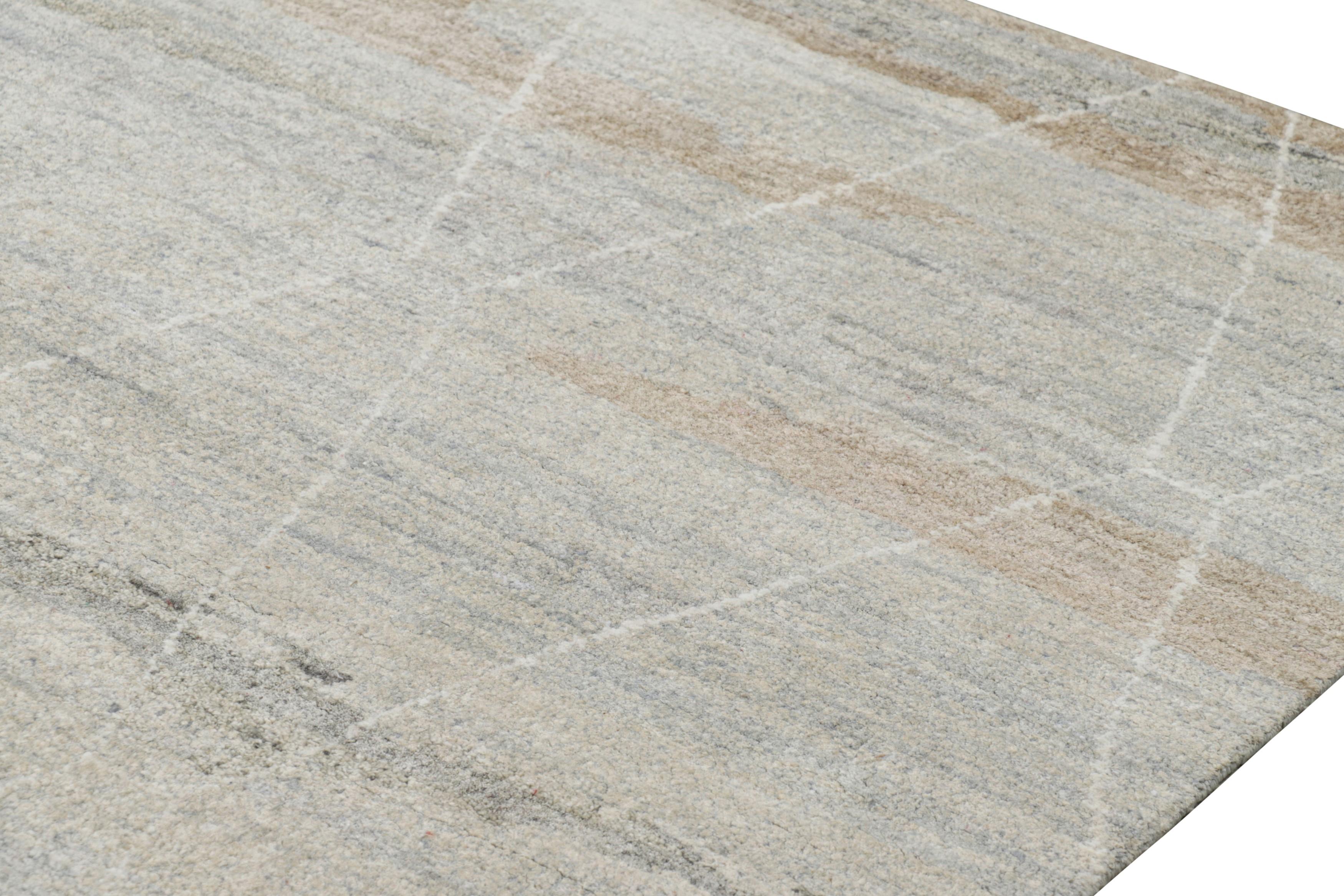 Rug & Kilim's Marokkanischer Teppich in Grau und Beige mit geometrischen Mustern im Zustand „Neu“ im Angebot in Long Island City, NY