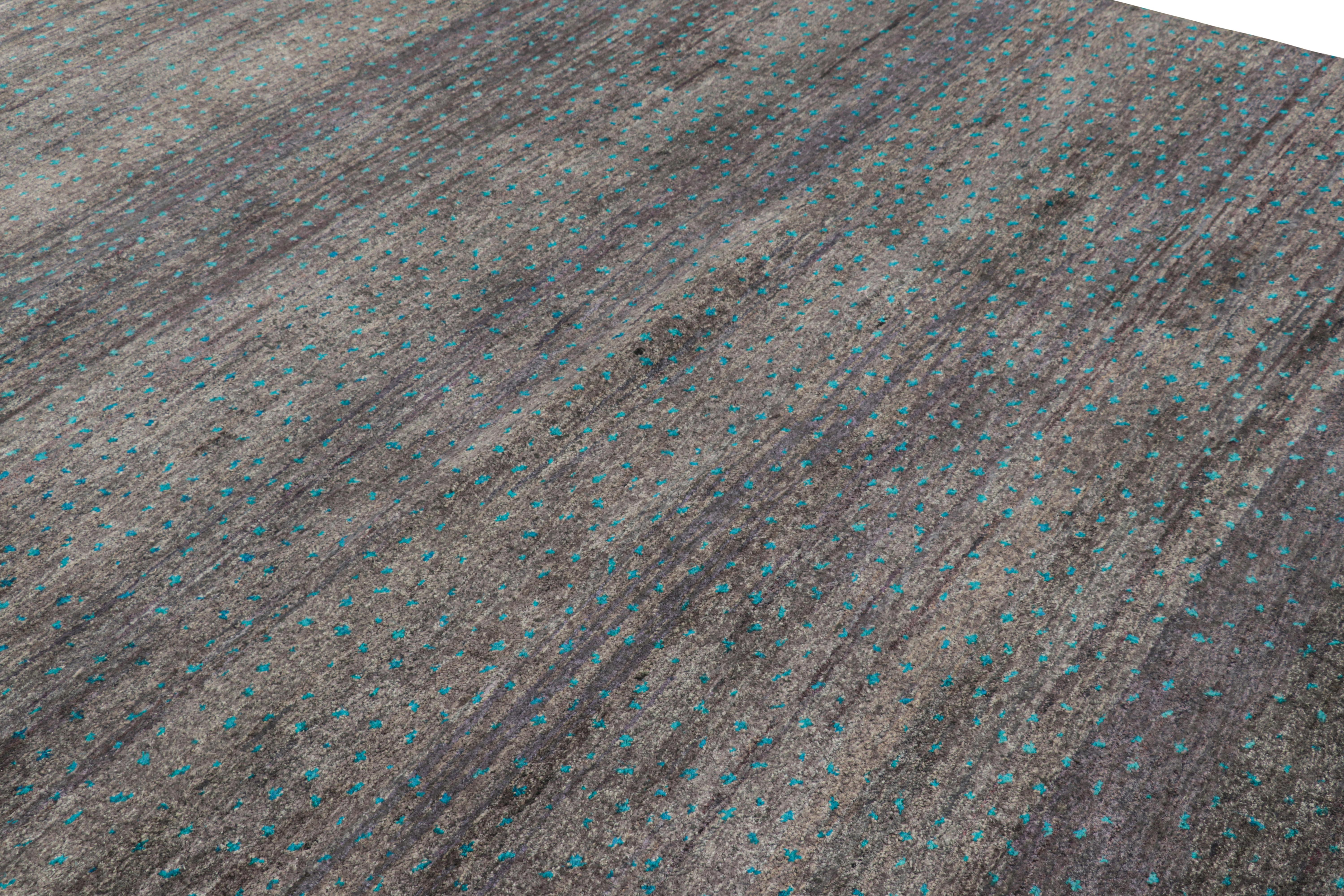 Annodato a mano in lana e seta, questo tappeto contemporaneo 8x10 di Rug & Kilim presenta motivi geometrici dall'aspetto moderno che si rifanno ai disegni tribali berberi primitivisti. 

Sul design: 

Un vello ricco e lussureggiante nei toni del