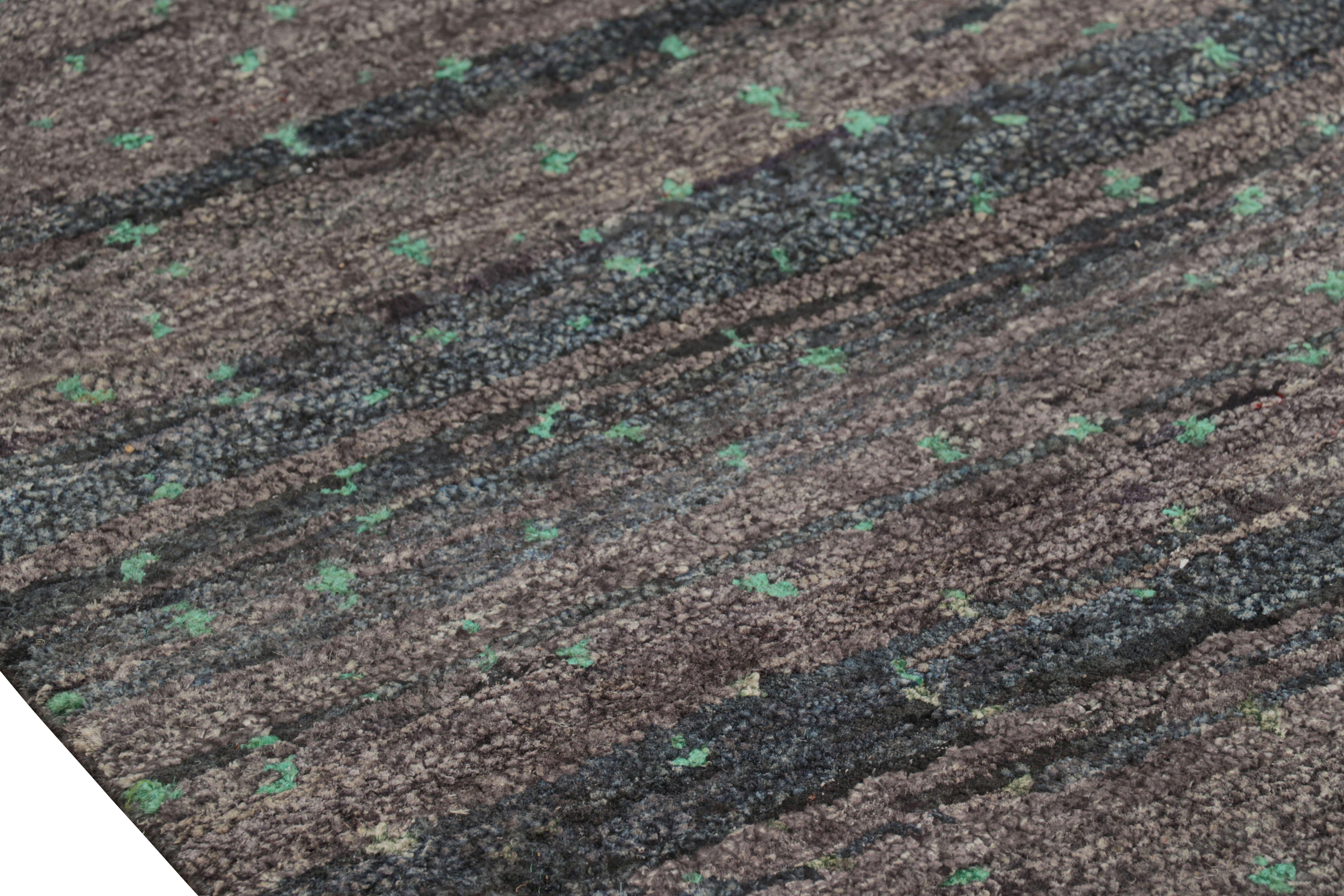 Dieser 10x14 große zeitgenössische Teppich von Rug & Kilim ist aus Wolle und Seide handgeknüpft und zeigt geometrische Muster mit einem modernen Erscheinungsbild, das an die primitiven Stammesmuster der Berber angelehnt ist. 

Über das Design:

Ein