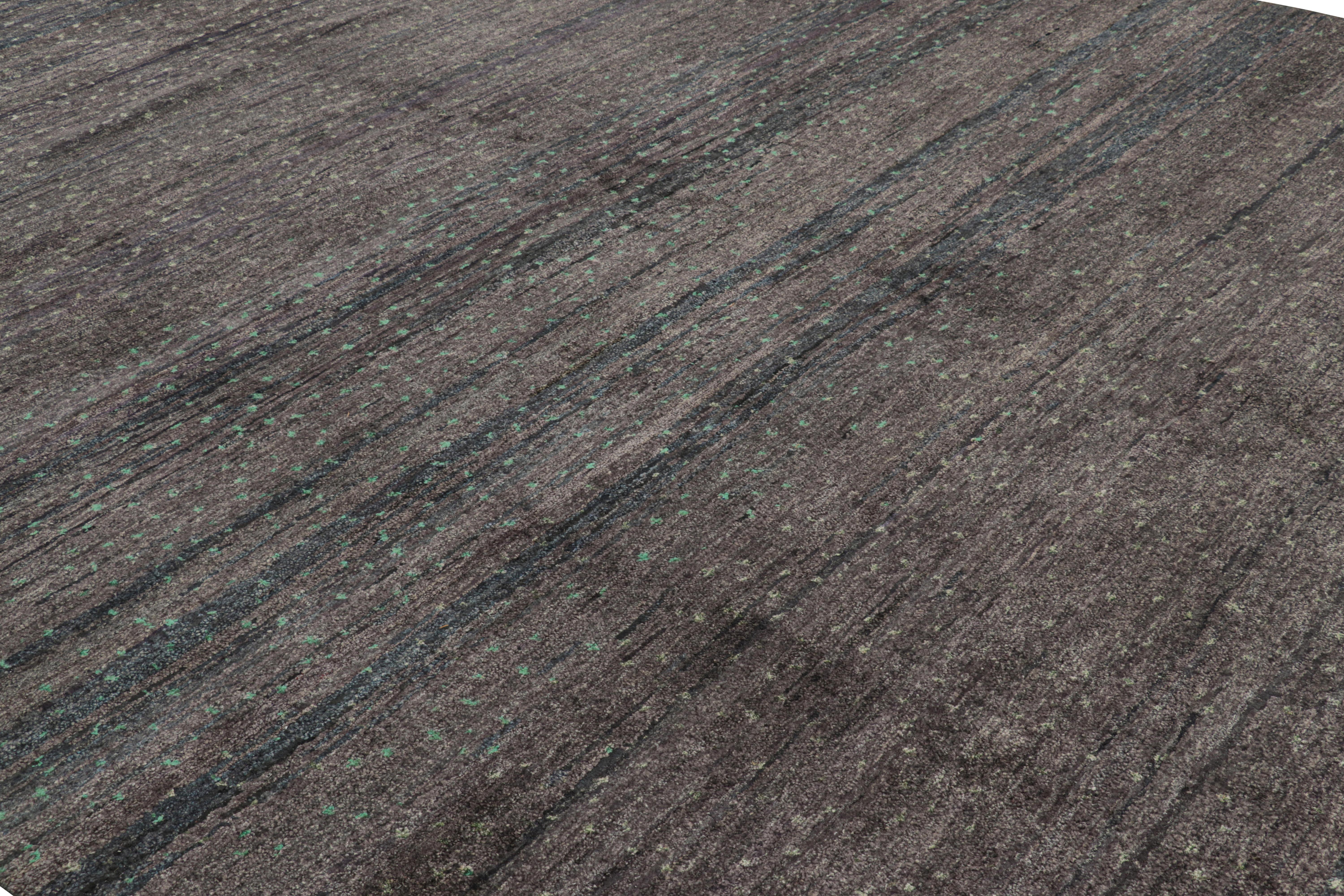 Rug & Kilim's marokkanischer Teppich in Grau mit blauen All-Over-Mustern (Indisch) im Angebot