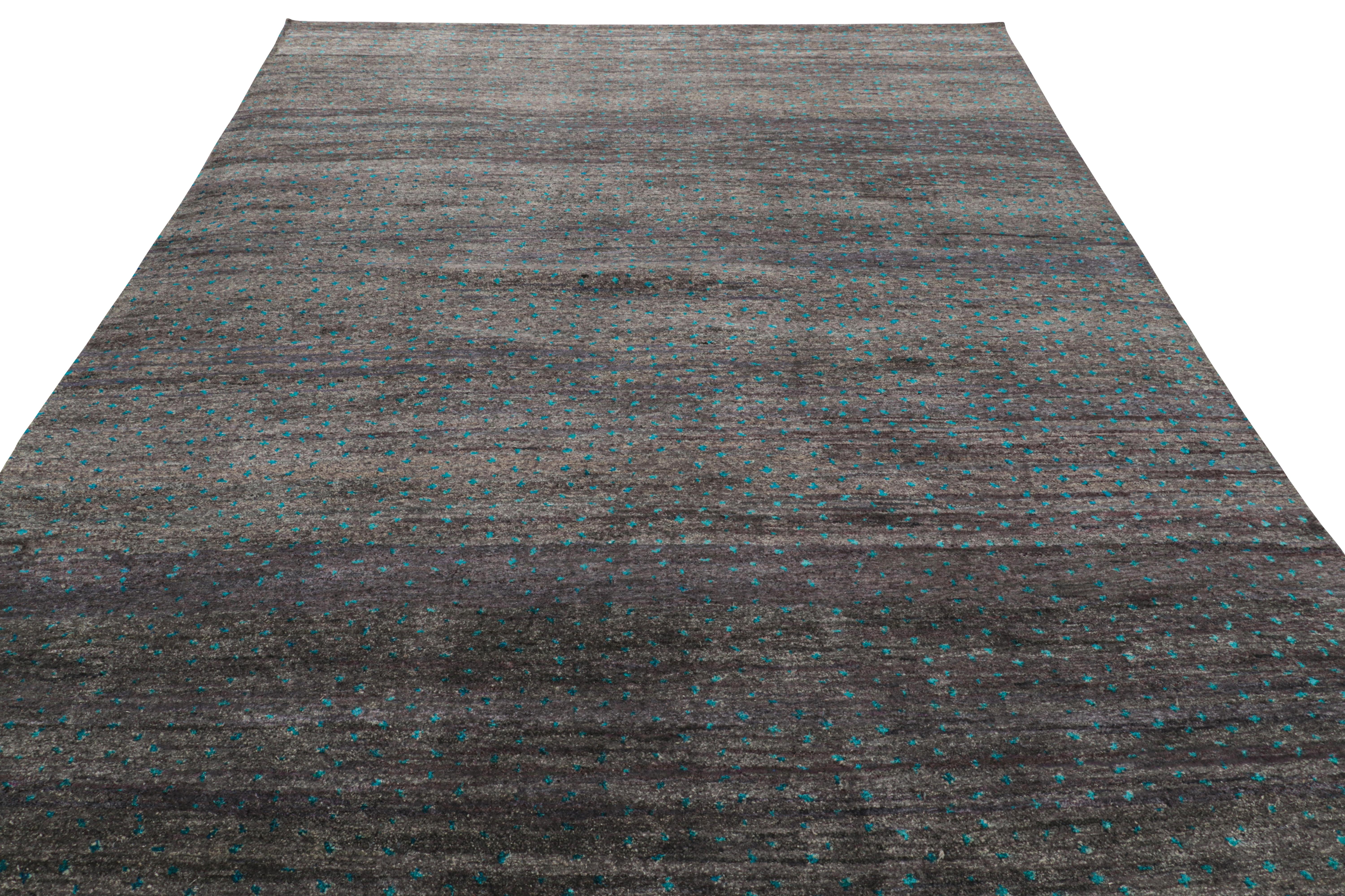 Tappeto in stile marocchino Rug & Kilim in grigio con motivi blu all over In condizioni Nuovo in vendita a Long Island City, NY