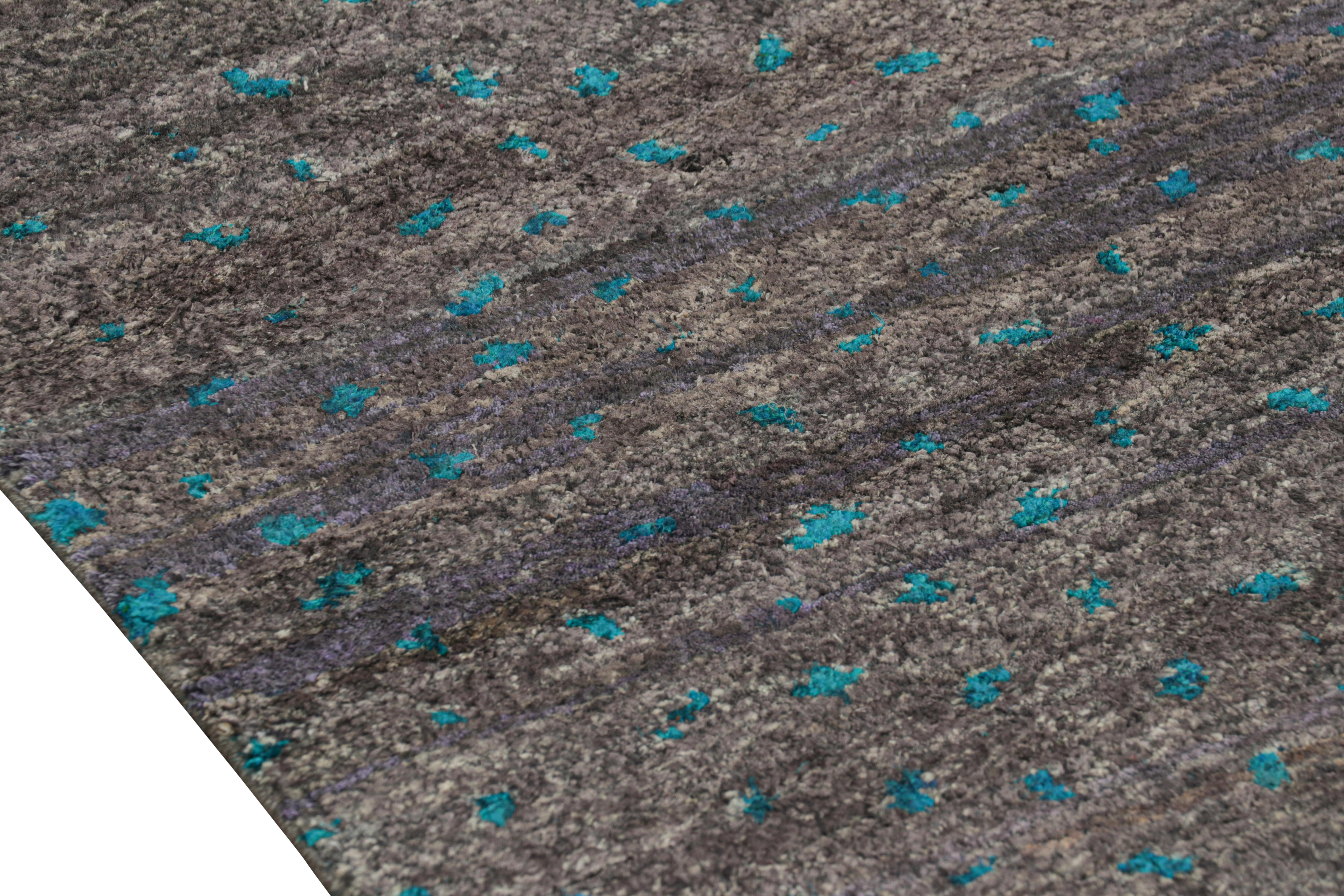 XXI secolo e contemporaneo Tappeto in stile marocchino Rug & Kilim in grigio con motivi blu all over in vendita