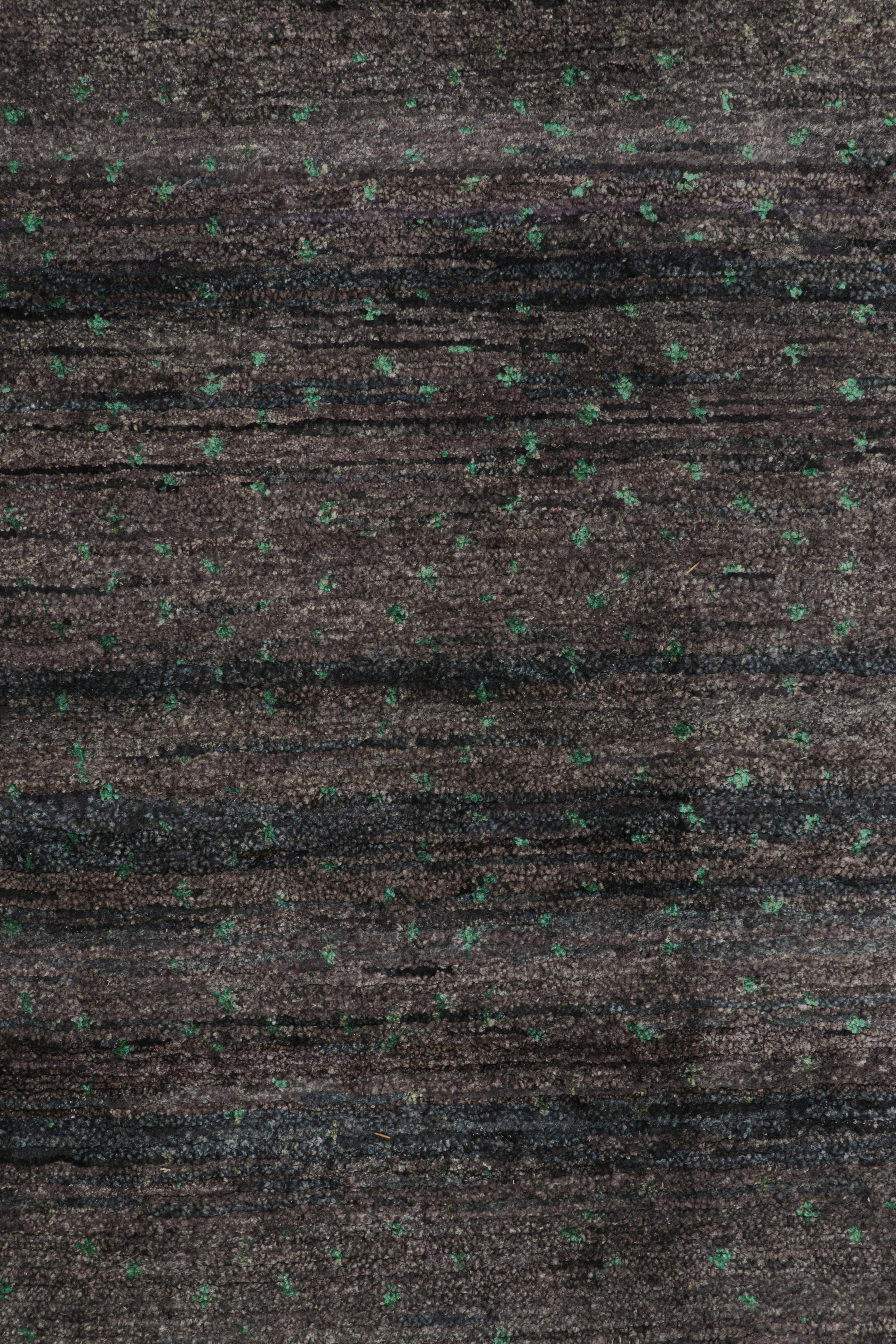 Rug & Kilim's marokkanischer Teppich in Grau mit blauen All-Over-Mustern (21. Jahrhundert und zeitgenössisch) im Angebot