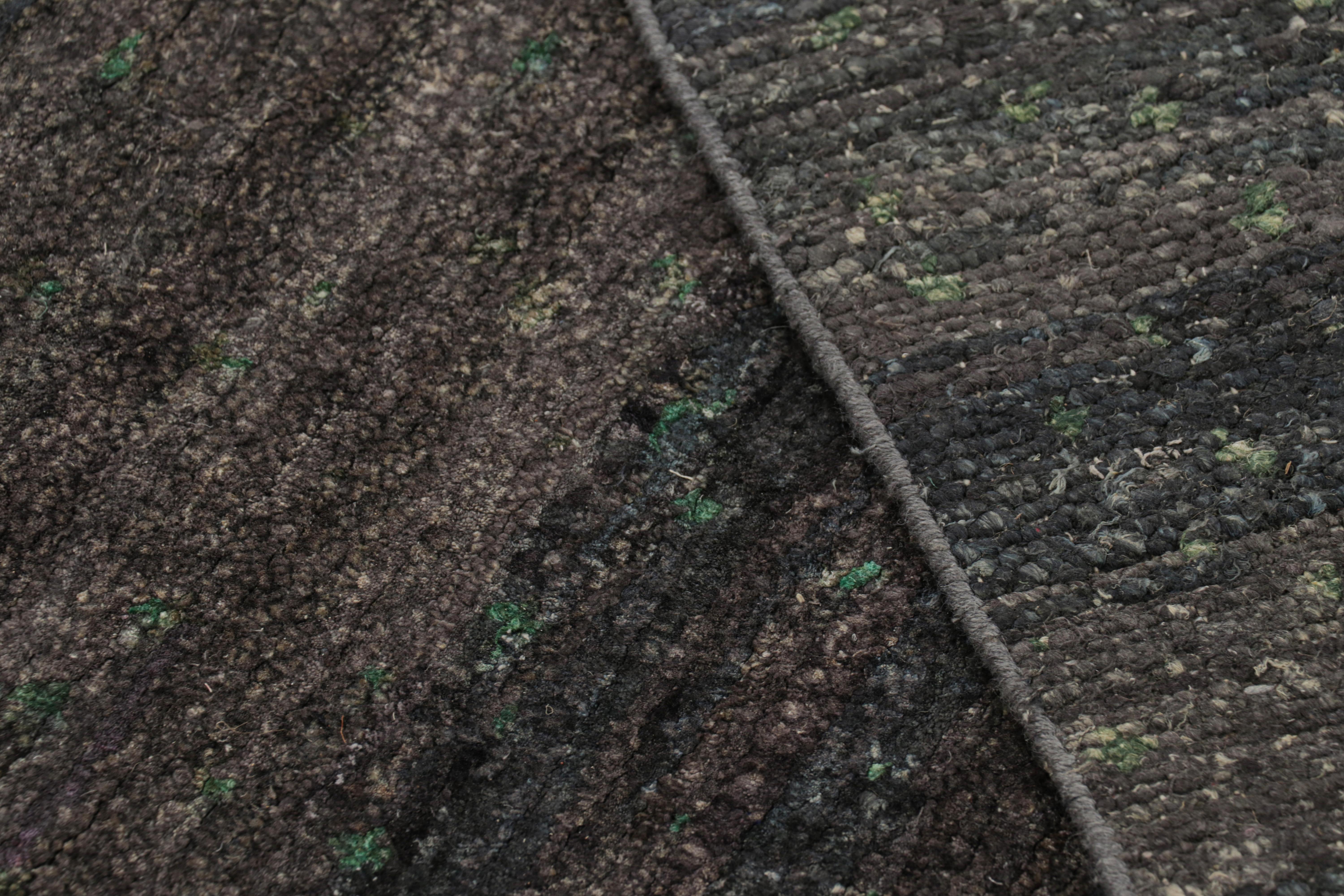 Rug & Kilim's marokkanischer Teppich in Grau mit blauen All-Over-Mustern im Angebot 1