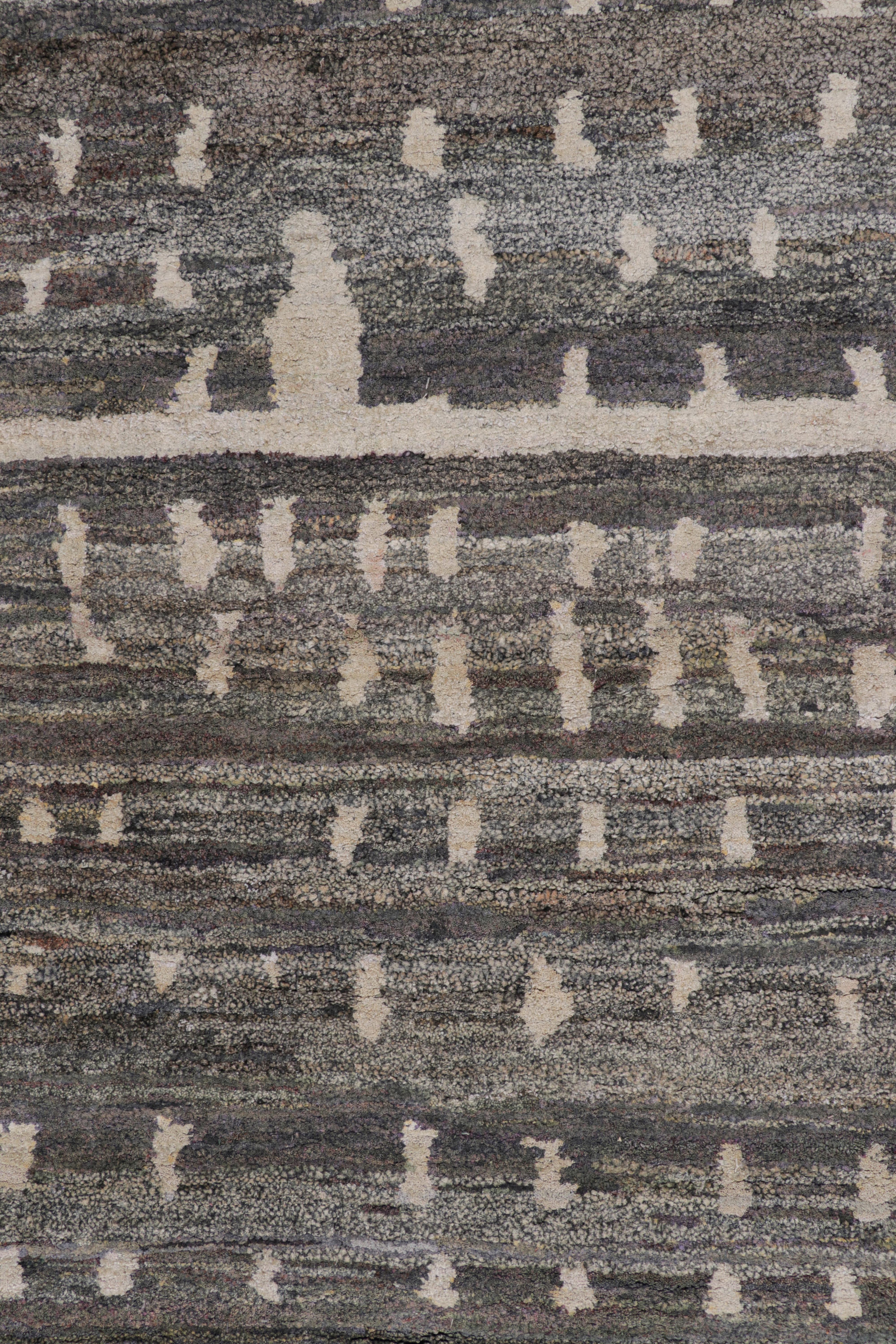 Marokkanischer Teppich von Rug & Kilim in Grau mit weißen geometrischen Mustern im All-Over-Design (Indisch) im Angebot