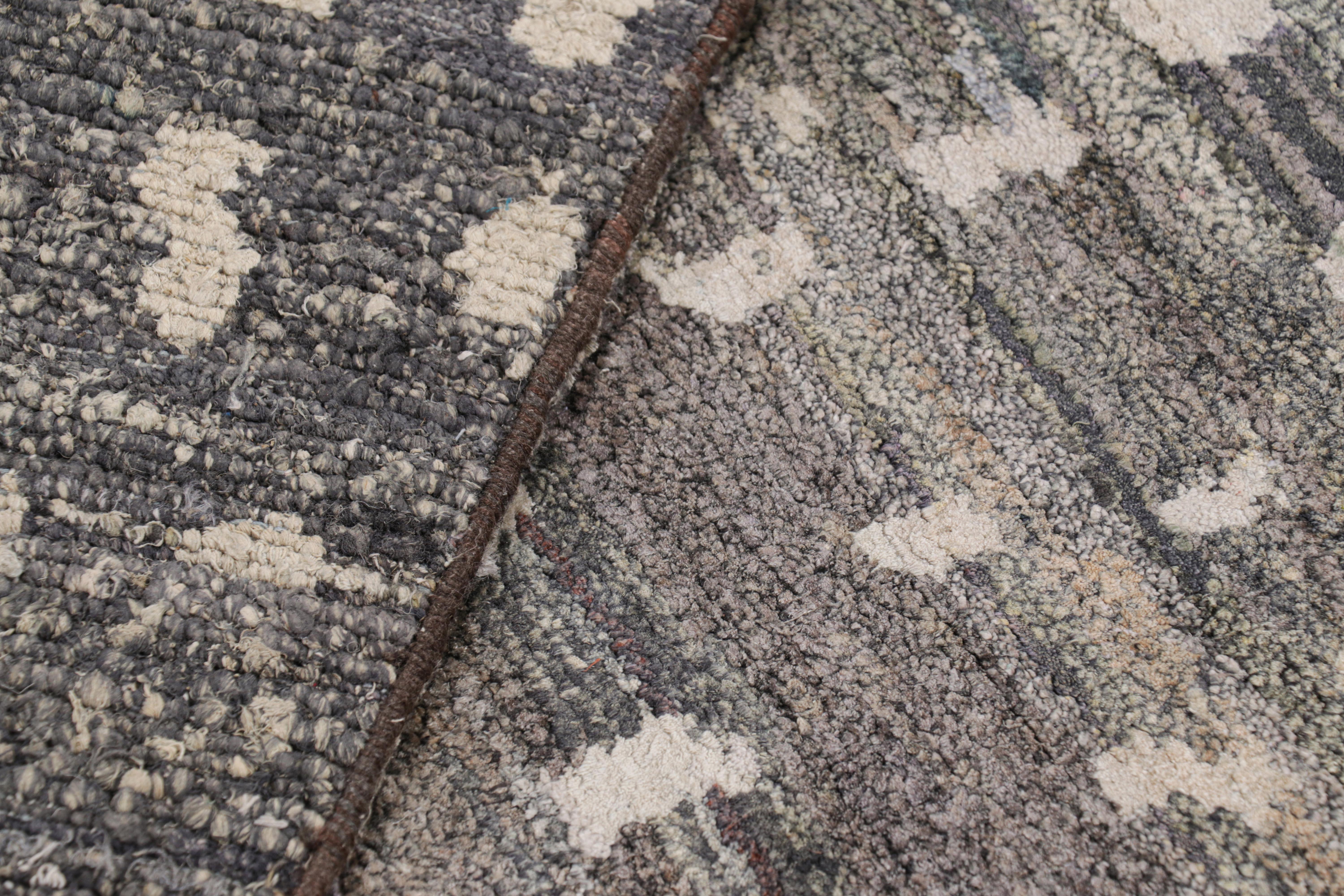 Marokkanischer Teppich von Rug & Kilim in Grau mit weißen geometrischen Mustern im All-Over-Design (21. Jahrhundert und zeitgenössisch) im Angebot