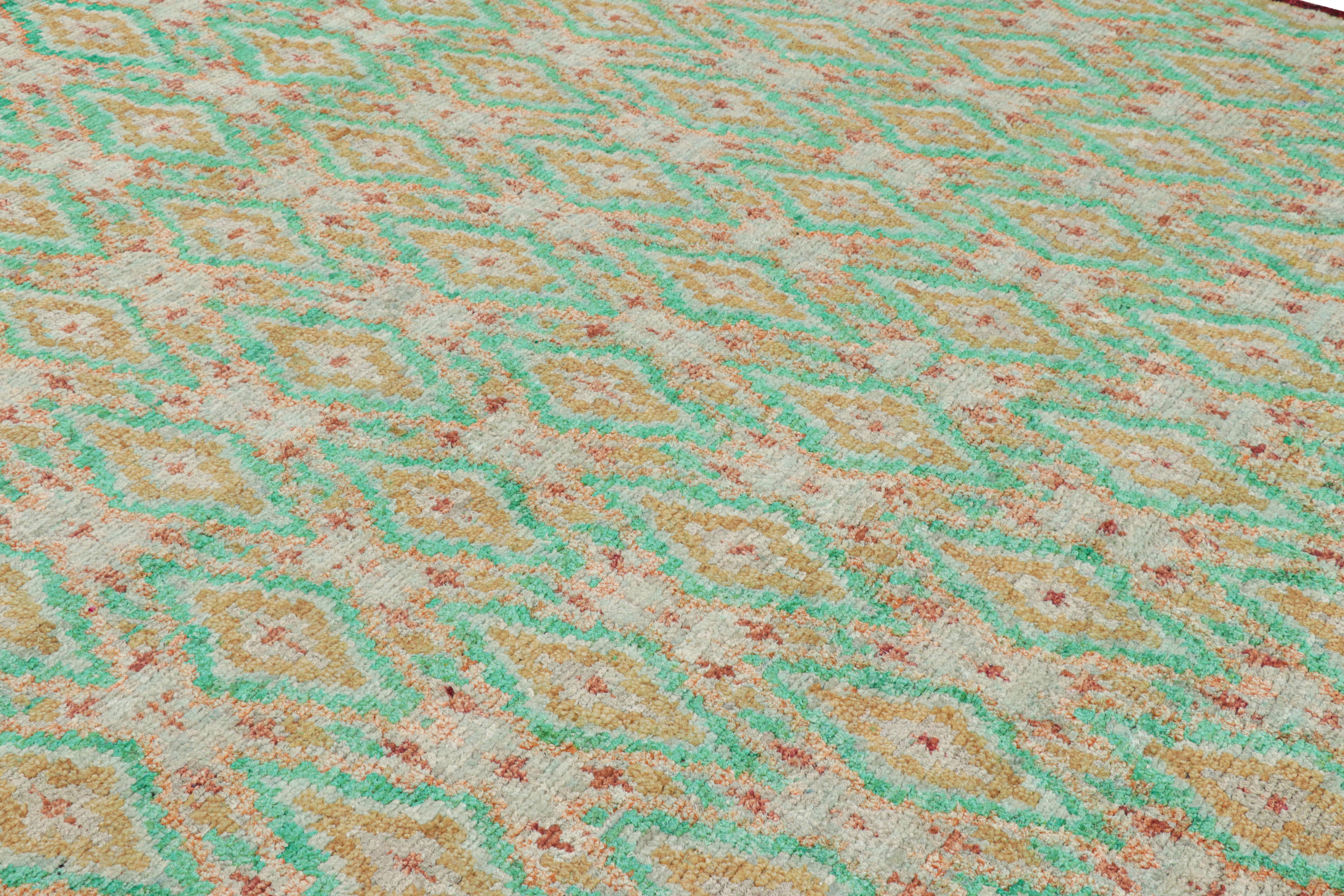Dieser 8x10 große zeitgenössische Teppich von Rug & Kilim ist aus Wolle handgeknüpft und zeigt geometrische Muster in Form von Rauten, die von primitiven Boucherouite- und Berber-Stammesmustern und Matriarchatsmotiven inspiriert sind.  

Über das