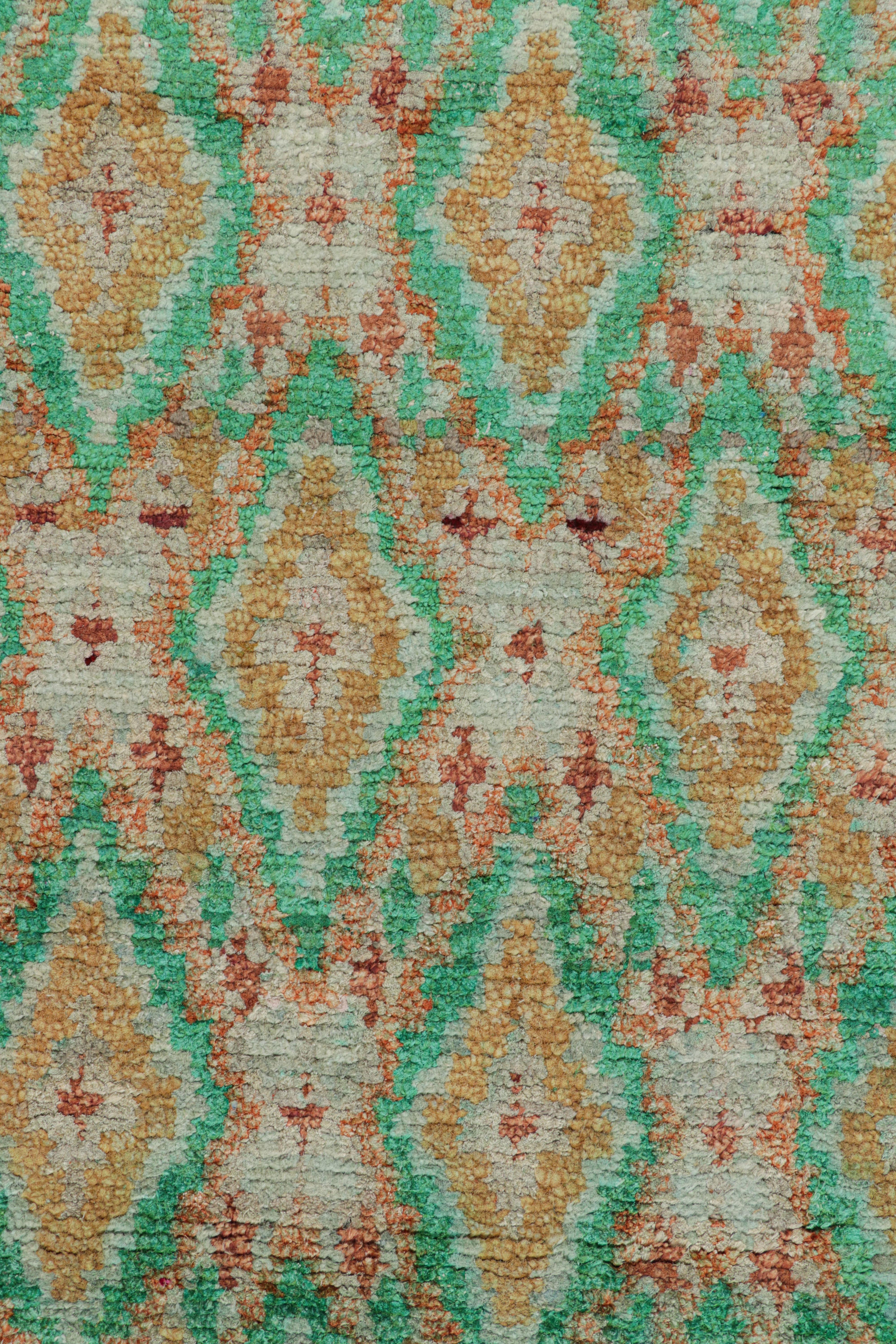 Rug & Kilim's Marokkanischer Teppich in Grün und Gold mit Rautenmuster (Stammeskunst) im Angebot