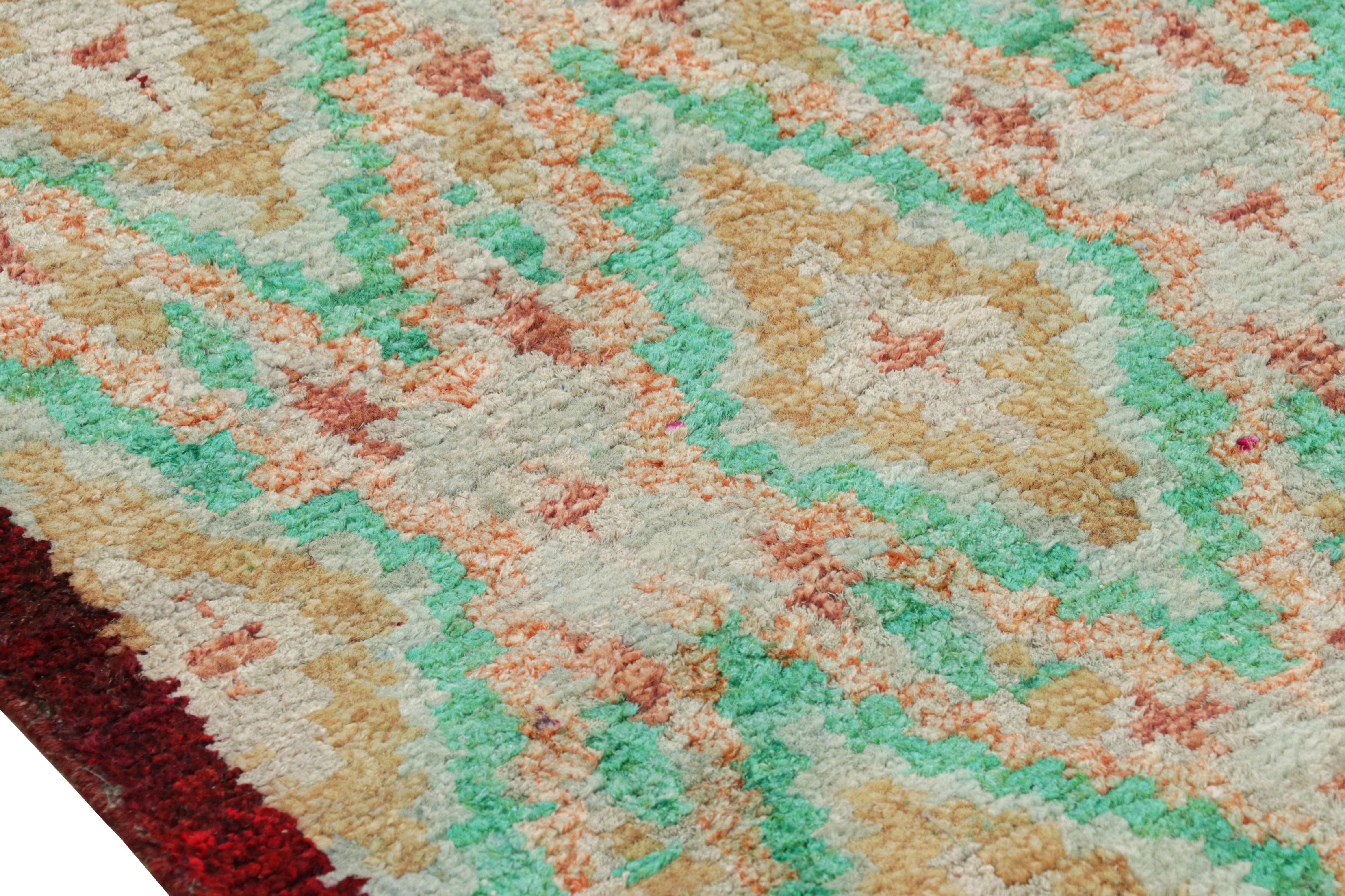 Rug & Kilim's Marokkanischer Teppich in Grün und Gold mit Rautenmuster im Zustand „Neu“ im Angebot in Long Island City, NY