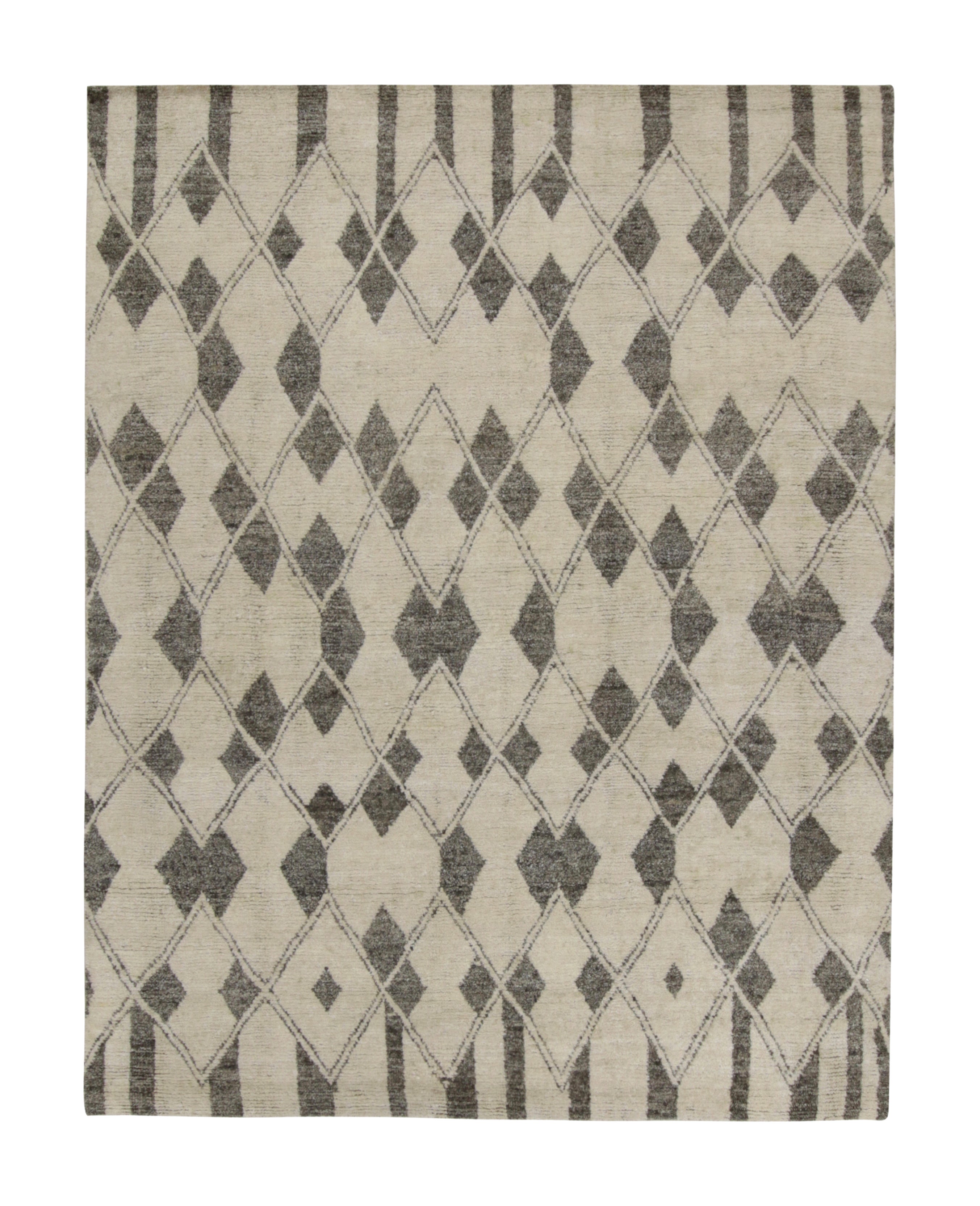 Rug & Kilim è un tappeto in stile marocchino in avorio con motivi a rombi grigi in vendita