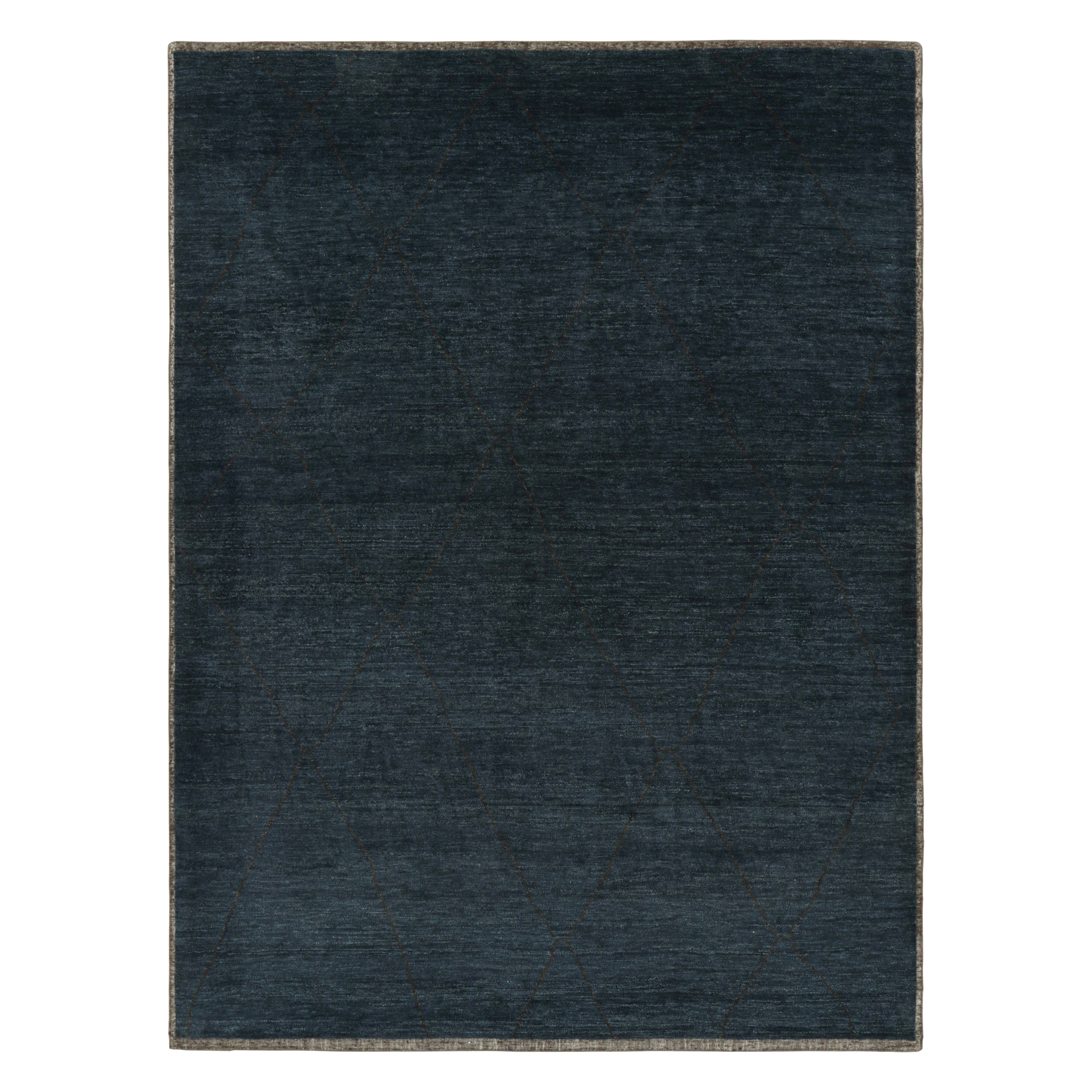 Marokkanischer Teppich von Rug & Kilim in Mitternachtsblau mit schwarzem geometrischem Muster im Angebot