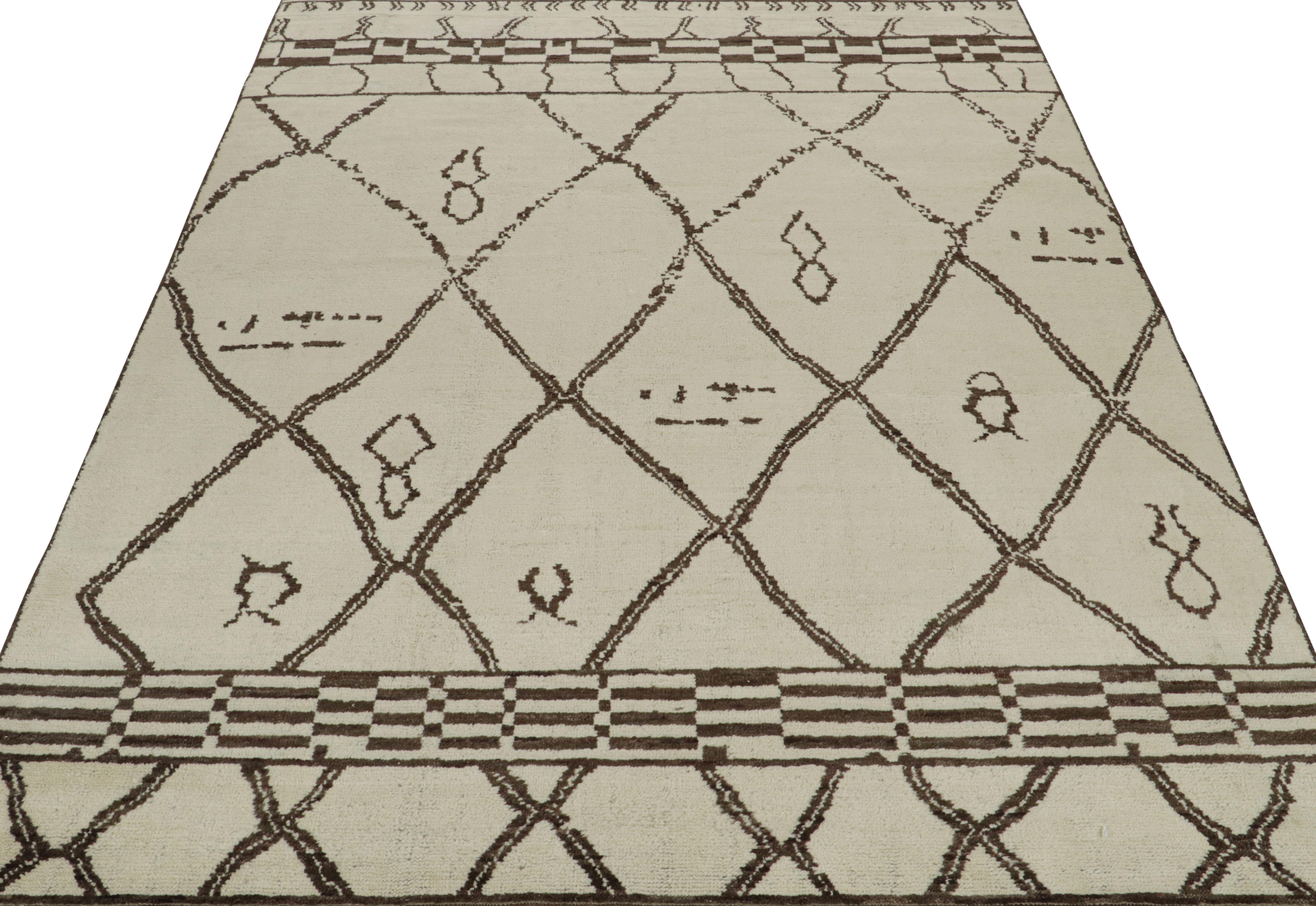 Questo tappeto contemporaneo 9x12 fa il suo ingresso in grande stile nella nuova collezione Moroccan di Rug & Kilim, un'audace rivisitazione dello stile iconico. Annodato a mano in lana.
Ulteriori informazioni sul design:
L'opera si ispira a motivi