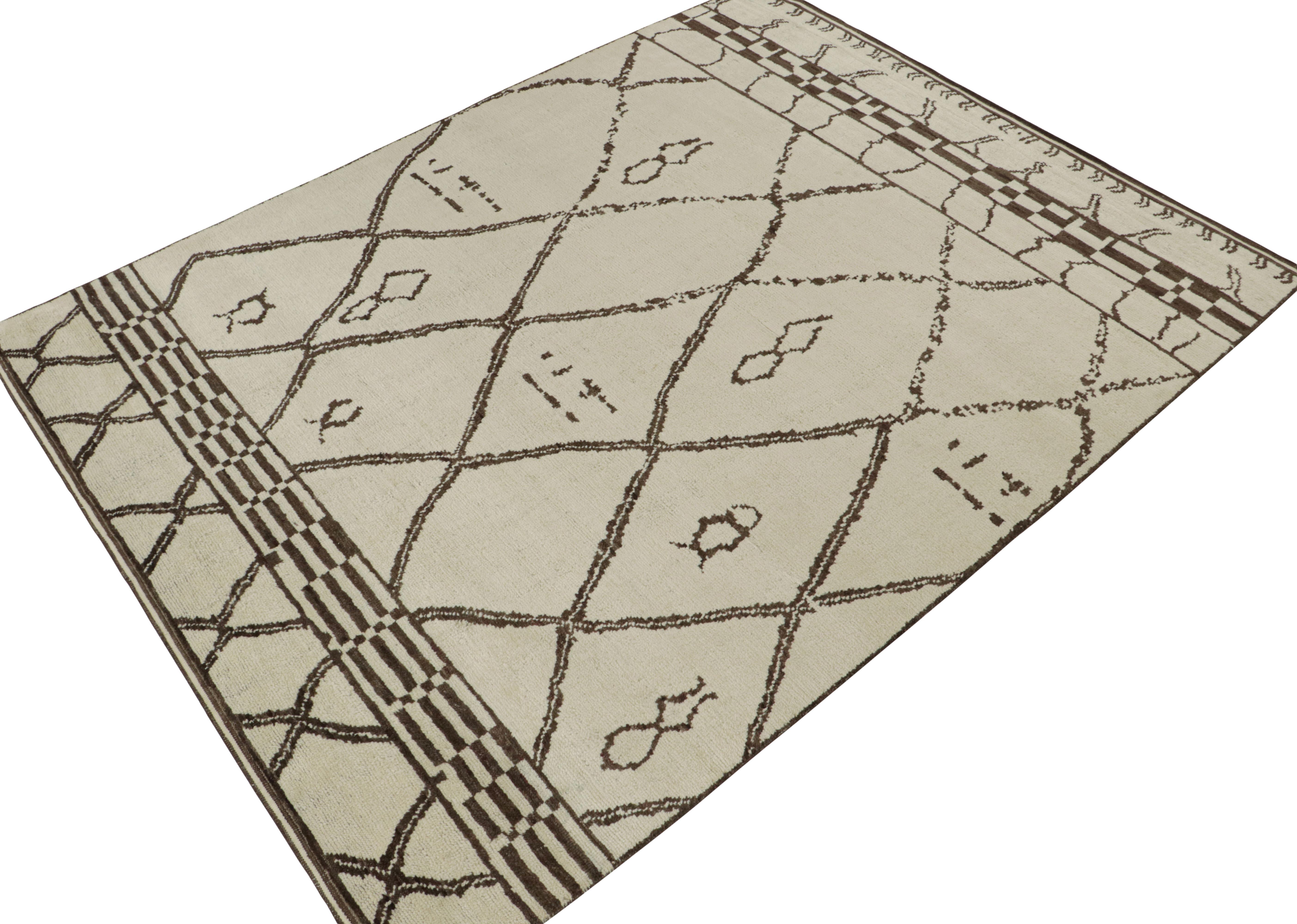 Tribal Tapis et tapis de style marocain de Kilim en blanc cassé avec motif géométrique marron en vente