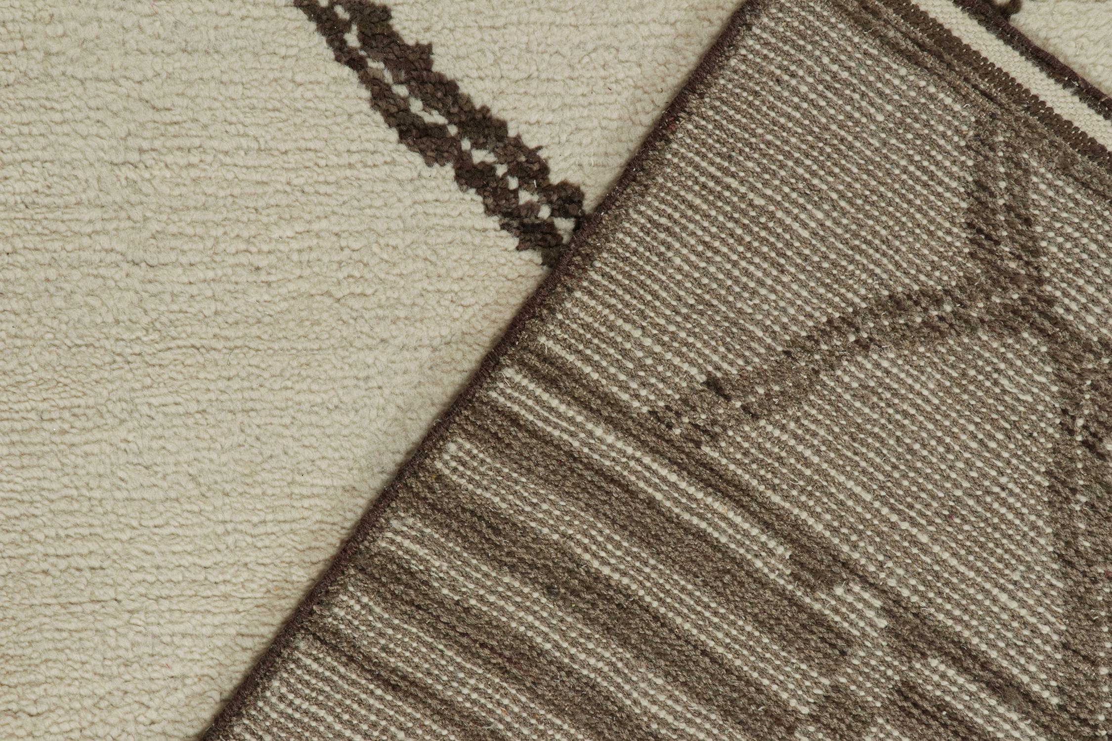 XXIe siècle et contemporain Tapis et tapis de style marocain de Kilim en blanc cassé avec motif géométrique marron en vente