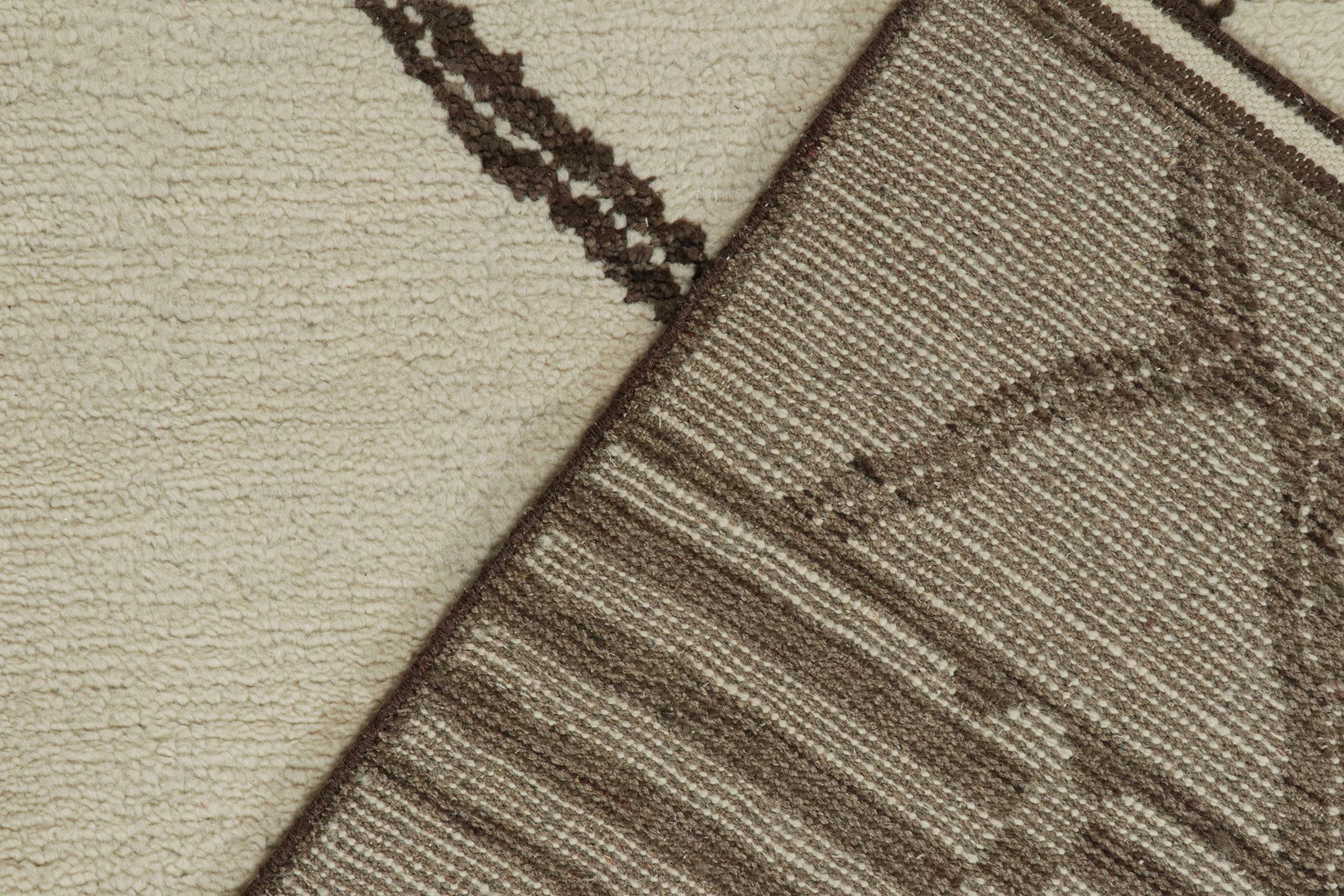 XXI secolo e contemporaneo Tappeto in stile marocchino Rug & Kilim in bianco sporco con motivo geometrico marrone in vendita