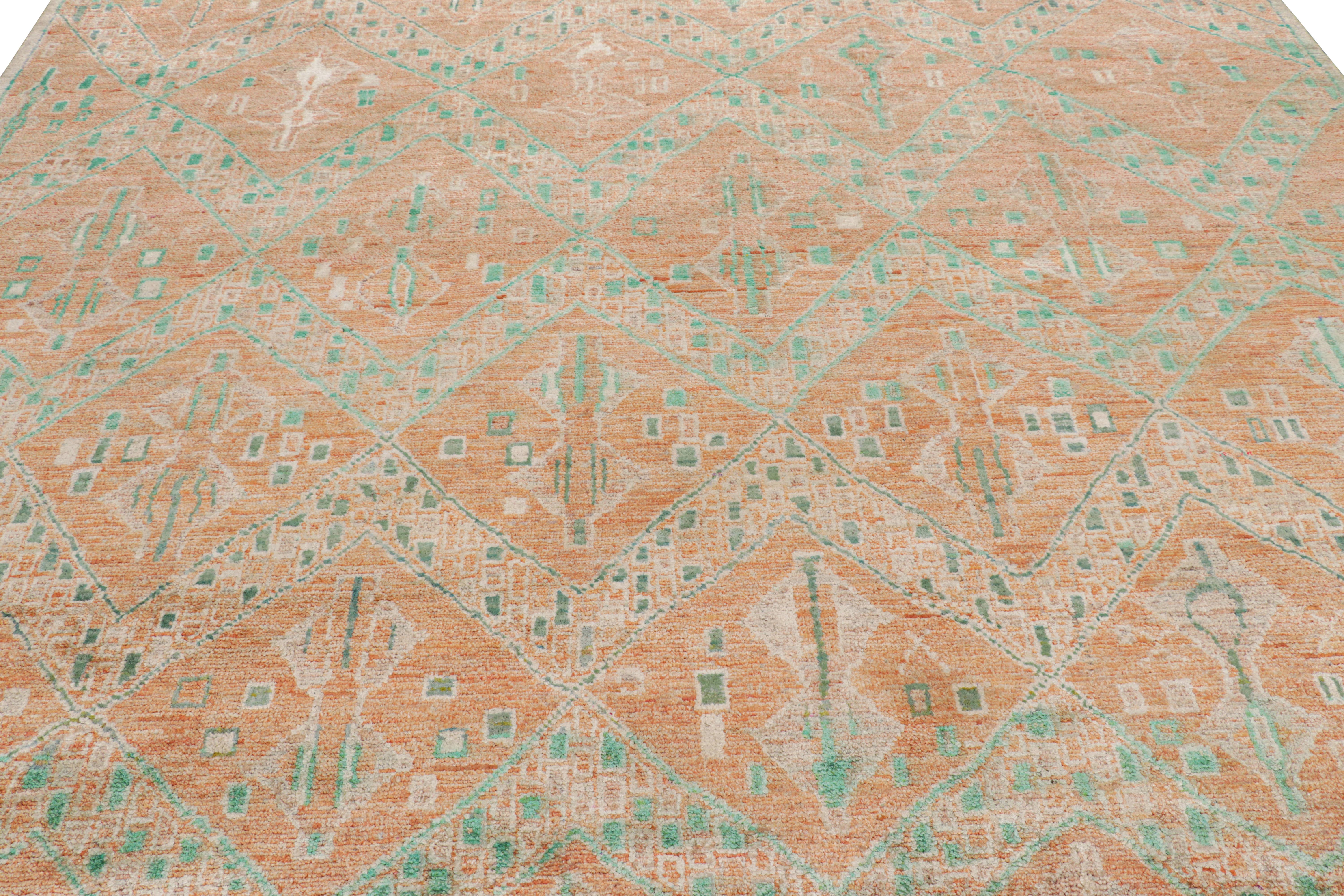 Noué à la main en laine et en soie, ce tapis contemporain 9x12 de Rug & Kilim présente des motifs géométriques d'apparence moderne, inspirés des dessins tribaux berbères primitivistes. 


Sur le Design : 

Un velours riche et luxuriant dans les tons