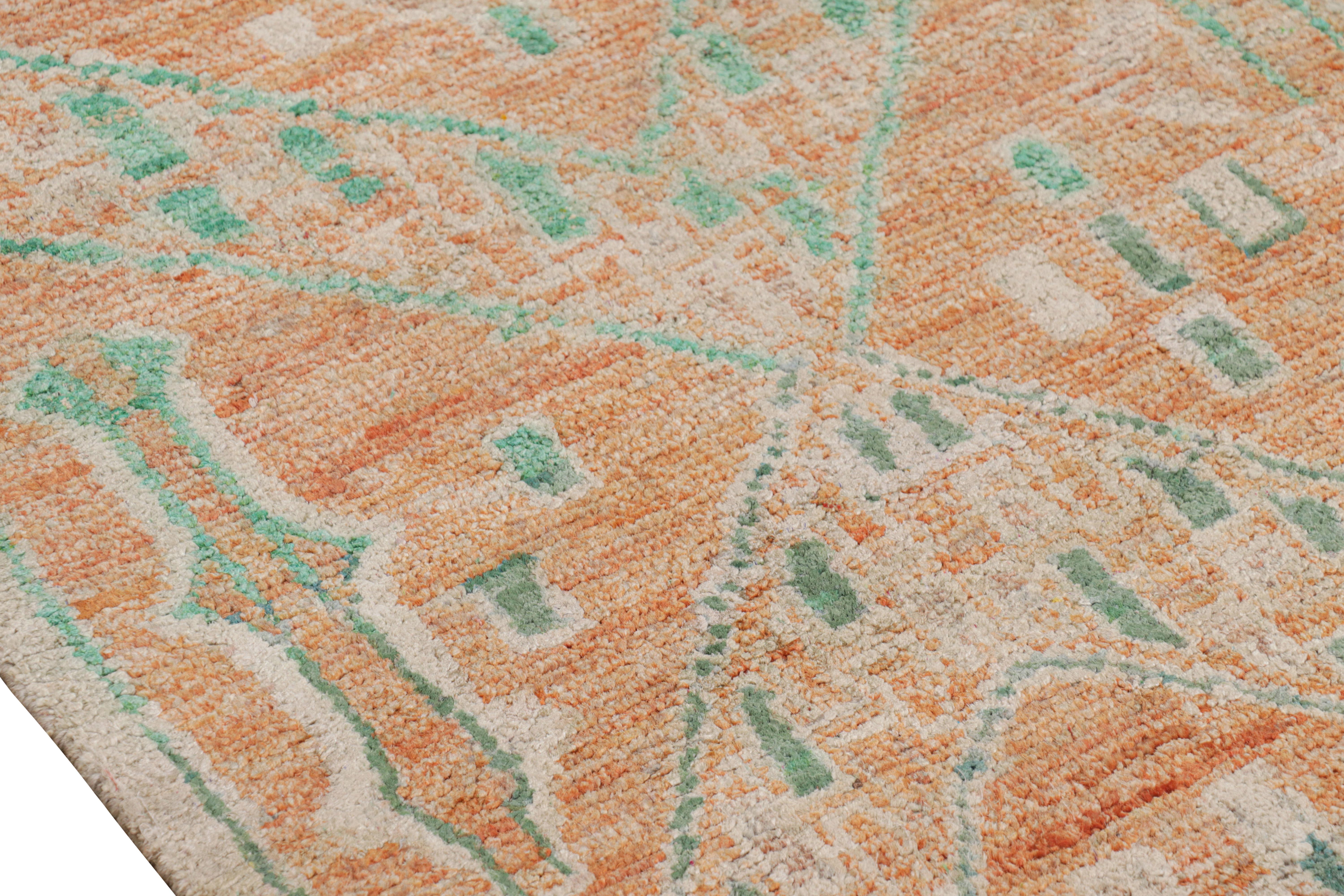Indiano Tappeto in stile marocchino Rug & Kilim in arancione con motivi geometrici verdi in vendita