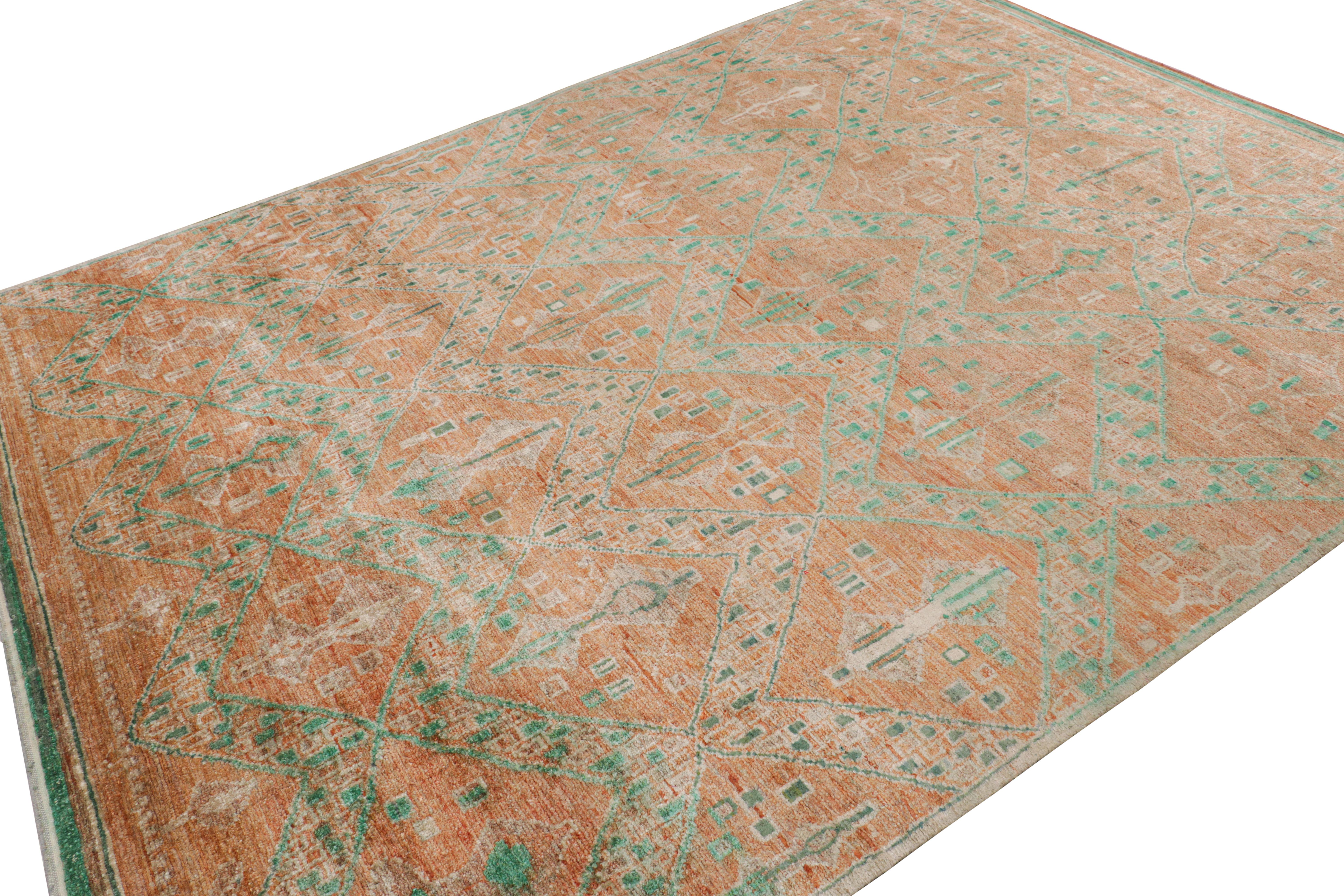 Annodato a mano Tappeto in stile marocchino Rug & Kilim in arancione con motivi geometrici verdi in vendita