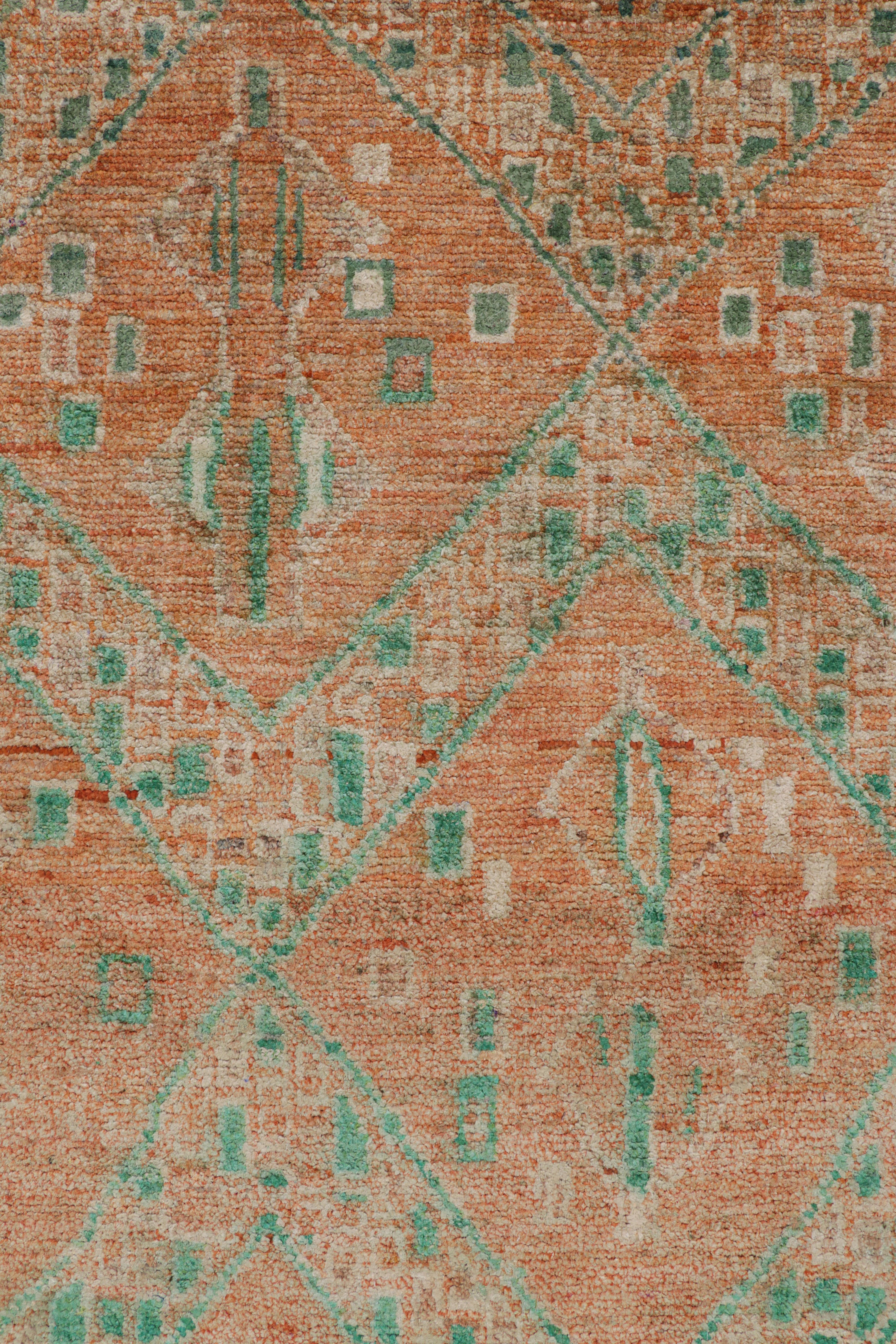XXI secolo e contemporaneo Tappeto in stile marocchino Rug & Kilim in arancione con motivi geometrici verdi in vendita