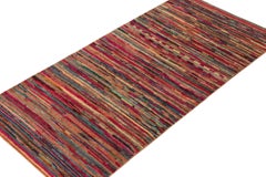 Rug & Kilim's Marokkanischer Teppich in Rosa mit lebhaften mehrfarbigen Streifen