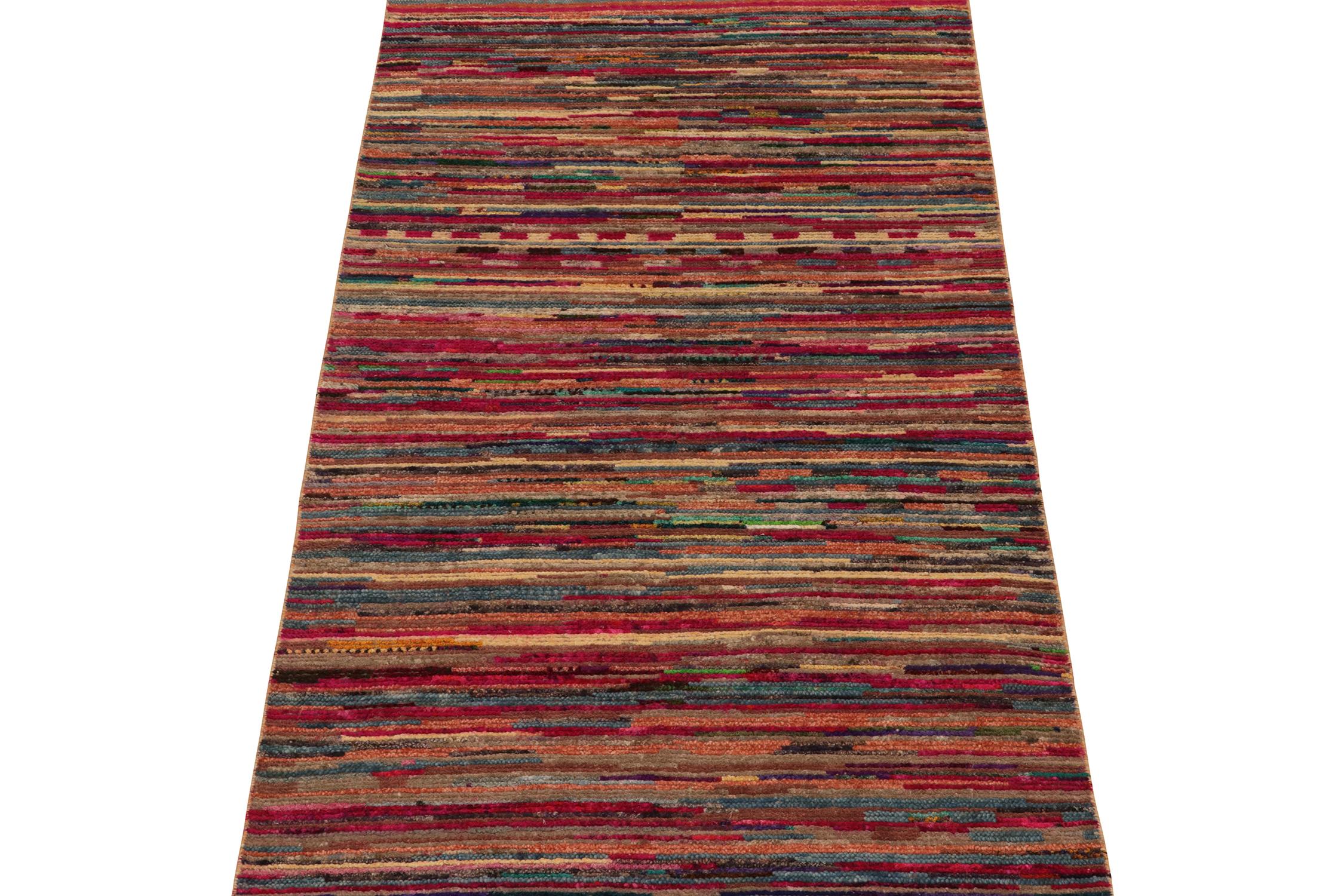 Tribale Tappeto in stile marocchino Rug & Kilim in rosa con strisce policromatiche vibranti in vendita