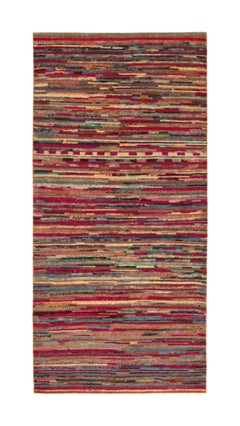 Tapis et tapis de style marocain de Kilim en rose avec des rayures polychromes vibrantes