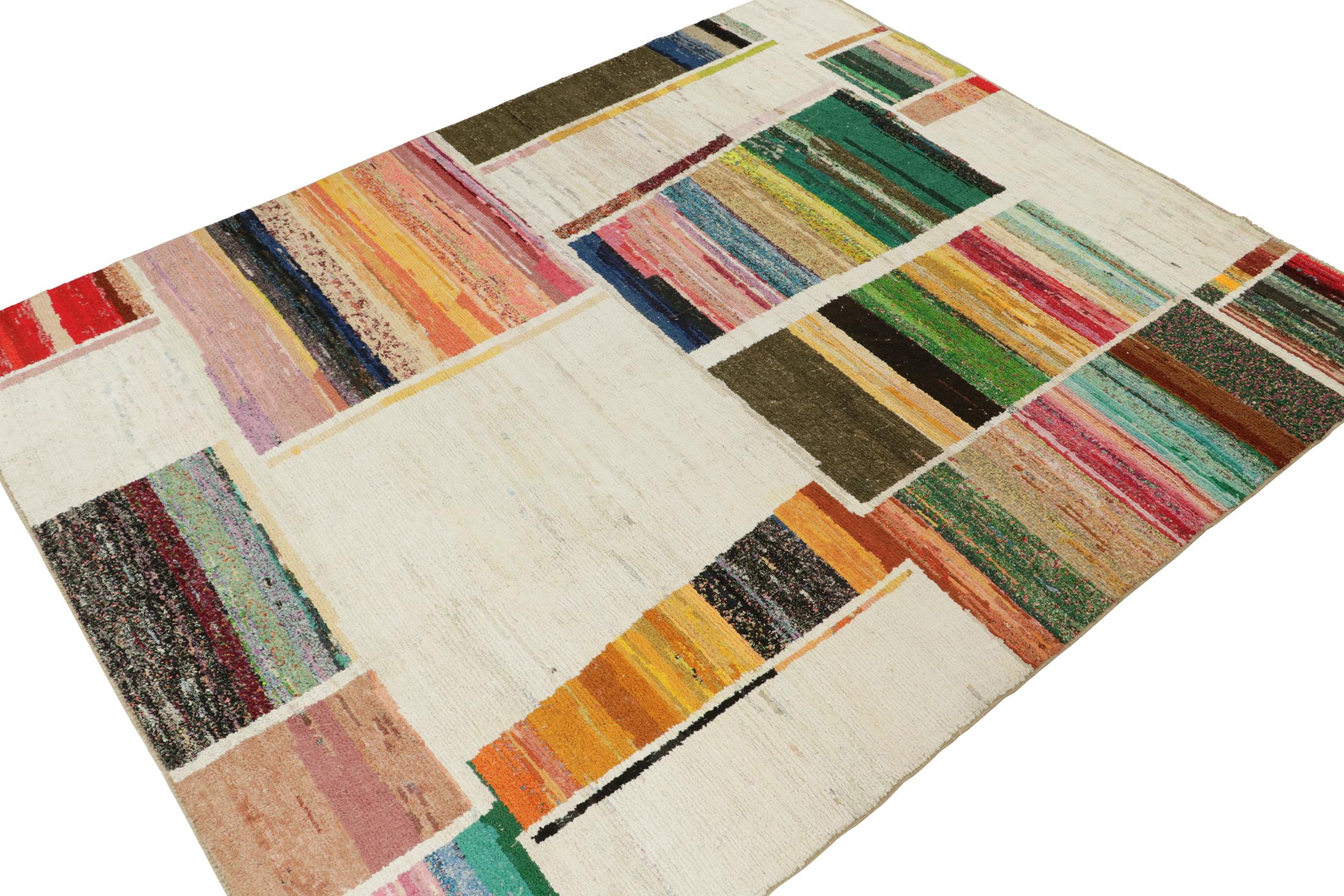 Dieser 10x13 große Teppich ist eine kühne Neuheit in der marokkanischen Teppichkollektion von Rug & Kilim. Er ist aus Wolle handgeknüpft und lehnt sich an die Berbermotive im Boucherouite-Stil an, mit einer lebhaften polychromen Farbgebung.

Weiter