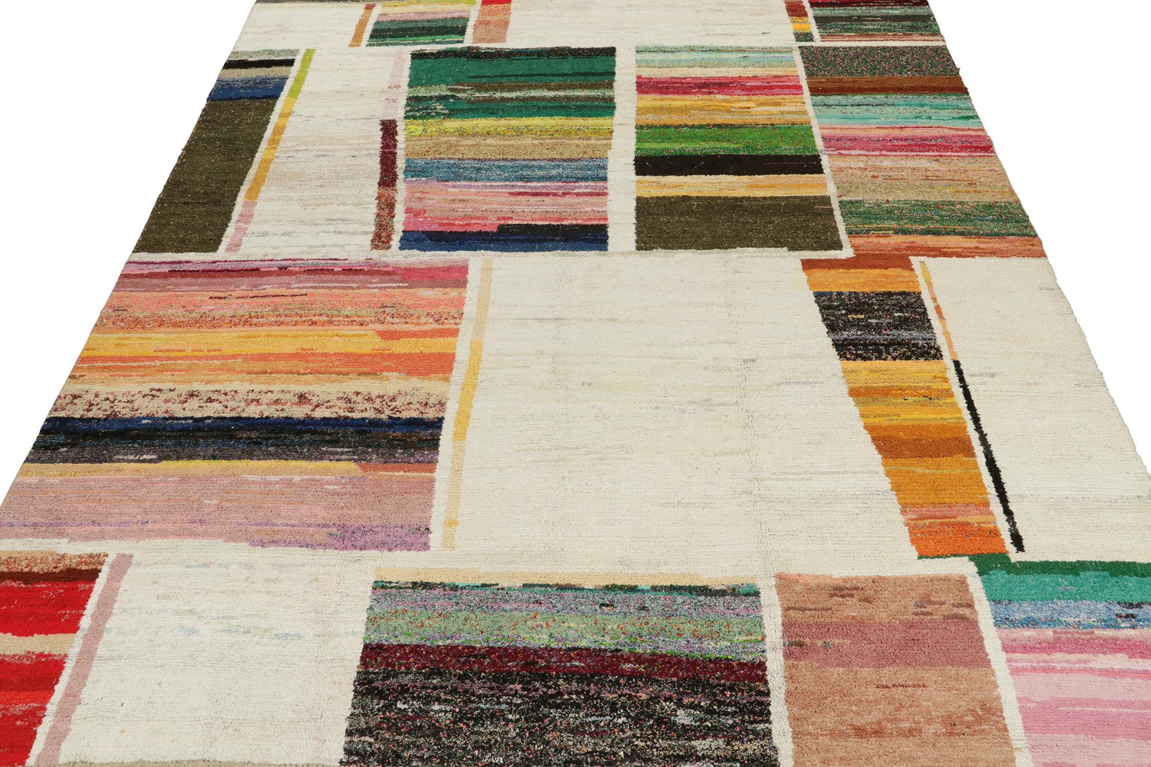 Tribal Tapis de style marocain à motifs géométriques polychromes de Rug & Kilim en vente